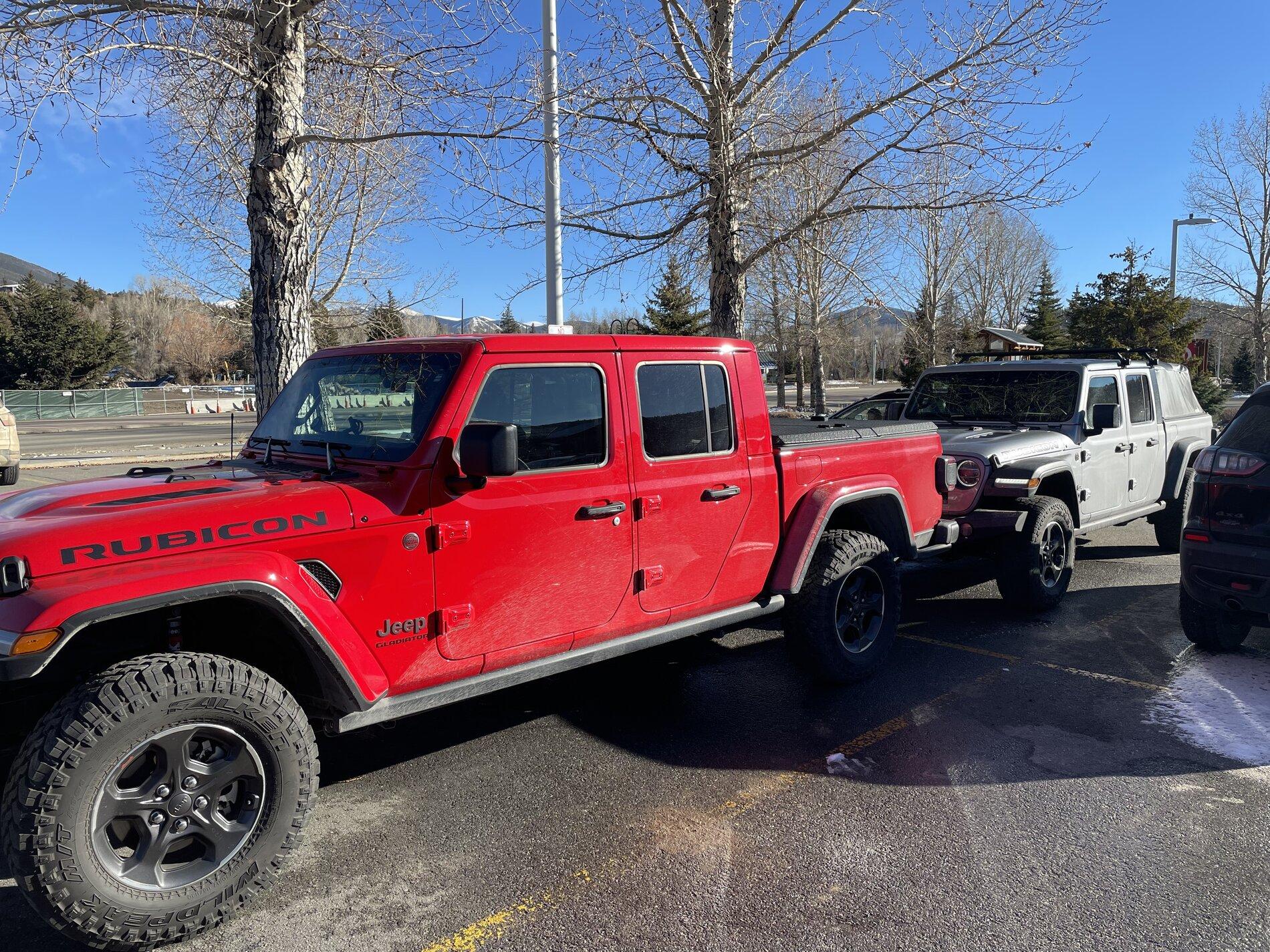 Jeep Gladiator Jeeps Parking Next To Jeeps F7124B24-968A-4E2E-8E66-400F83A17187