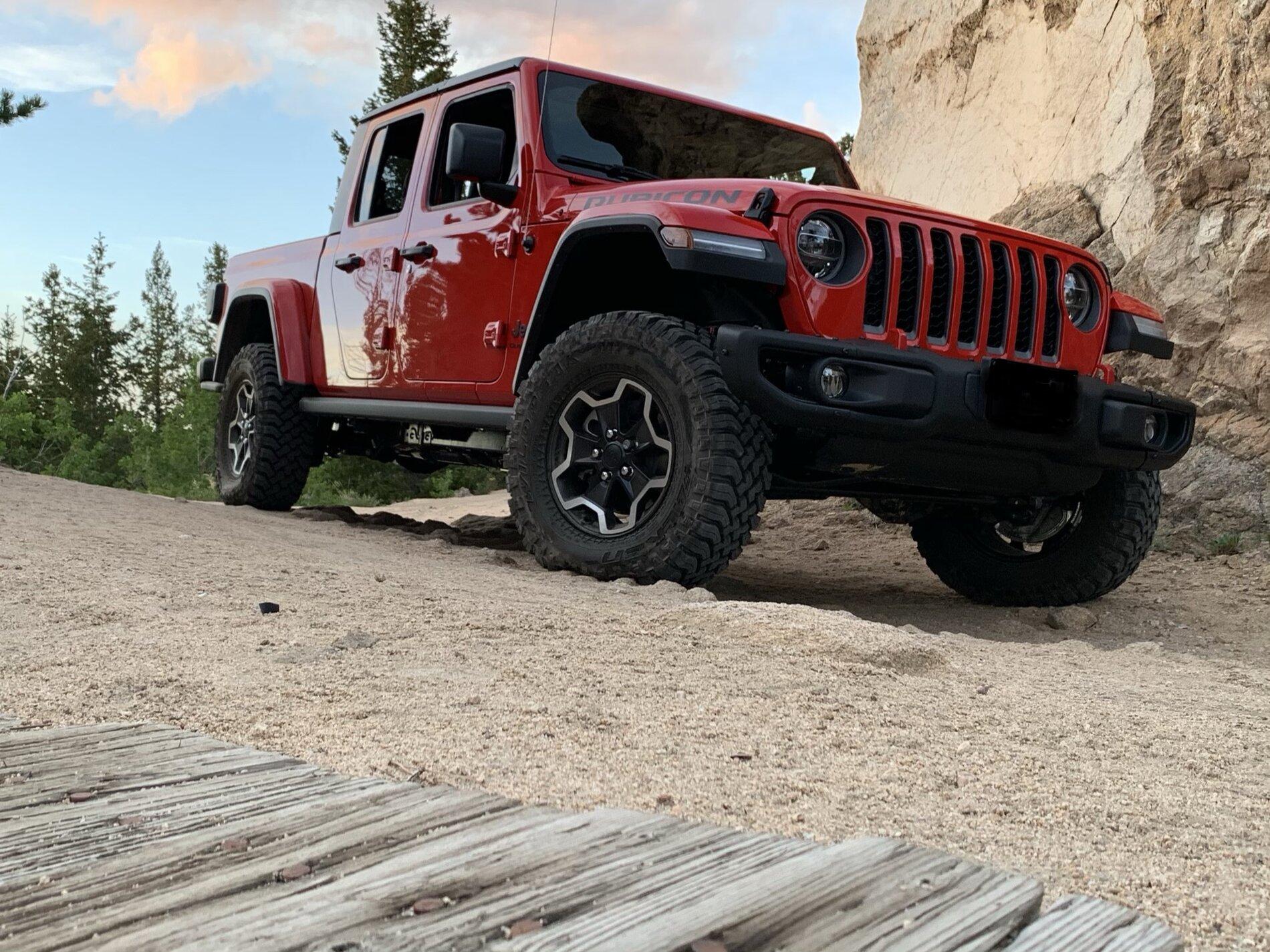 Jeep Gladiator Gladiator Glamour Shots 95E406C4-B1E6-4FB1-9950-99533684E7F0