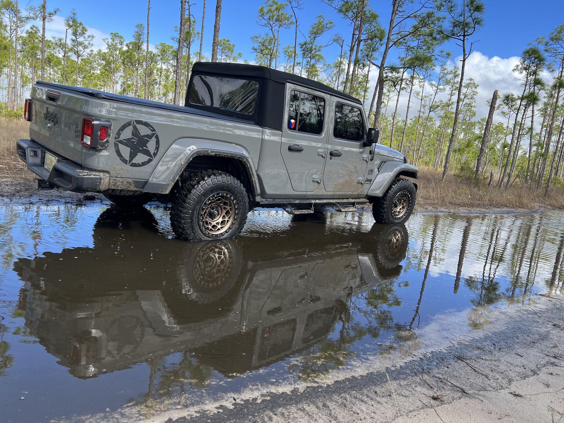 Jeep Gladiator Gladiator Glamour Shots F4EFD01C-EF09-4A04-B418-58B0096F830F