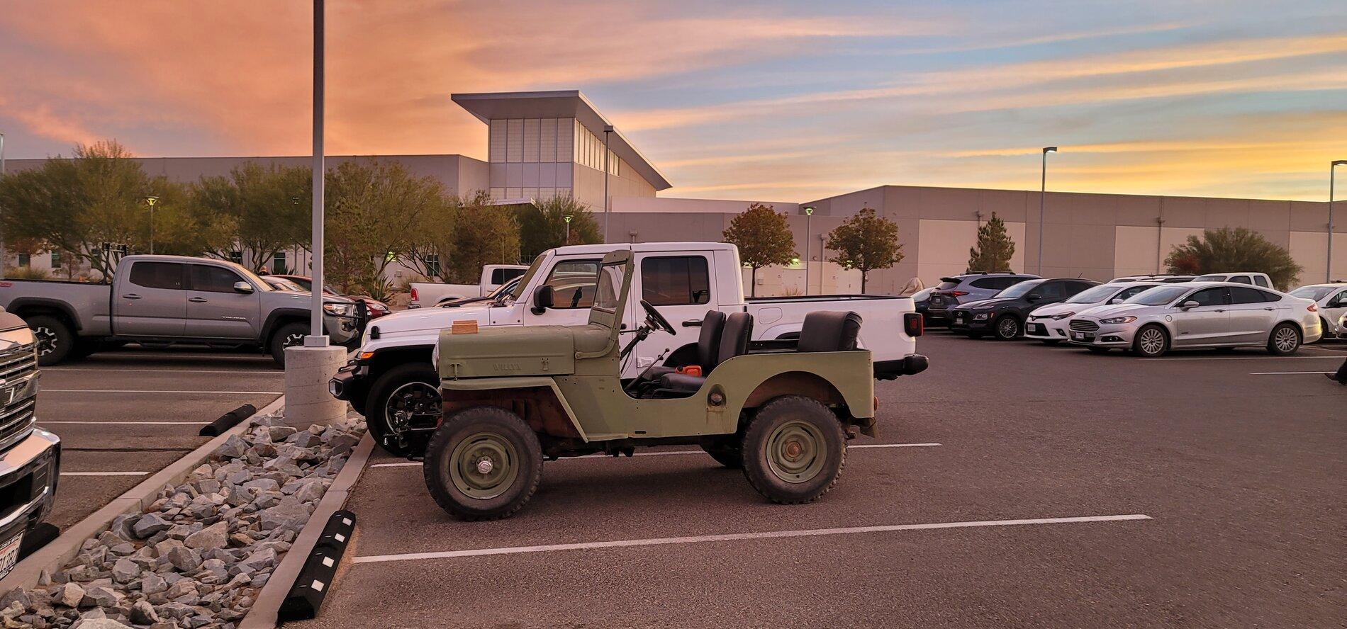 Jeep Gladiator Jeeps Parking Next To Jeeps 20211022_065725