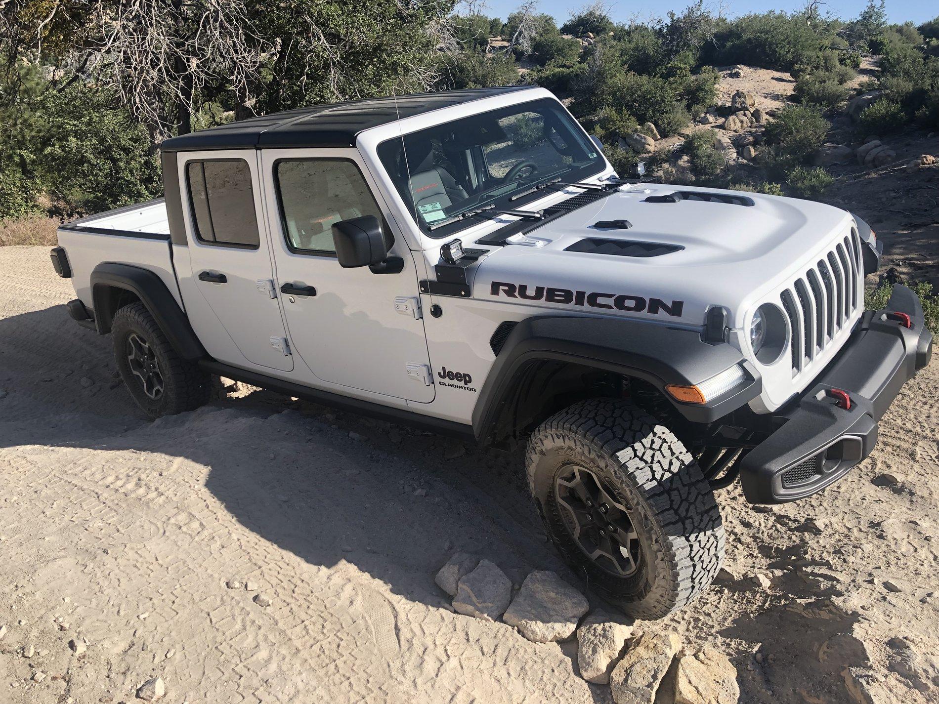 Jeep Gladiator BRIGHT WHITE Gladiator JT Club 97BBD73F-FEB0-4EDF-B0E9-918D155581A5