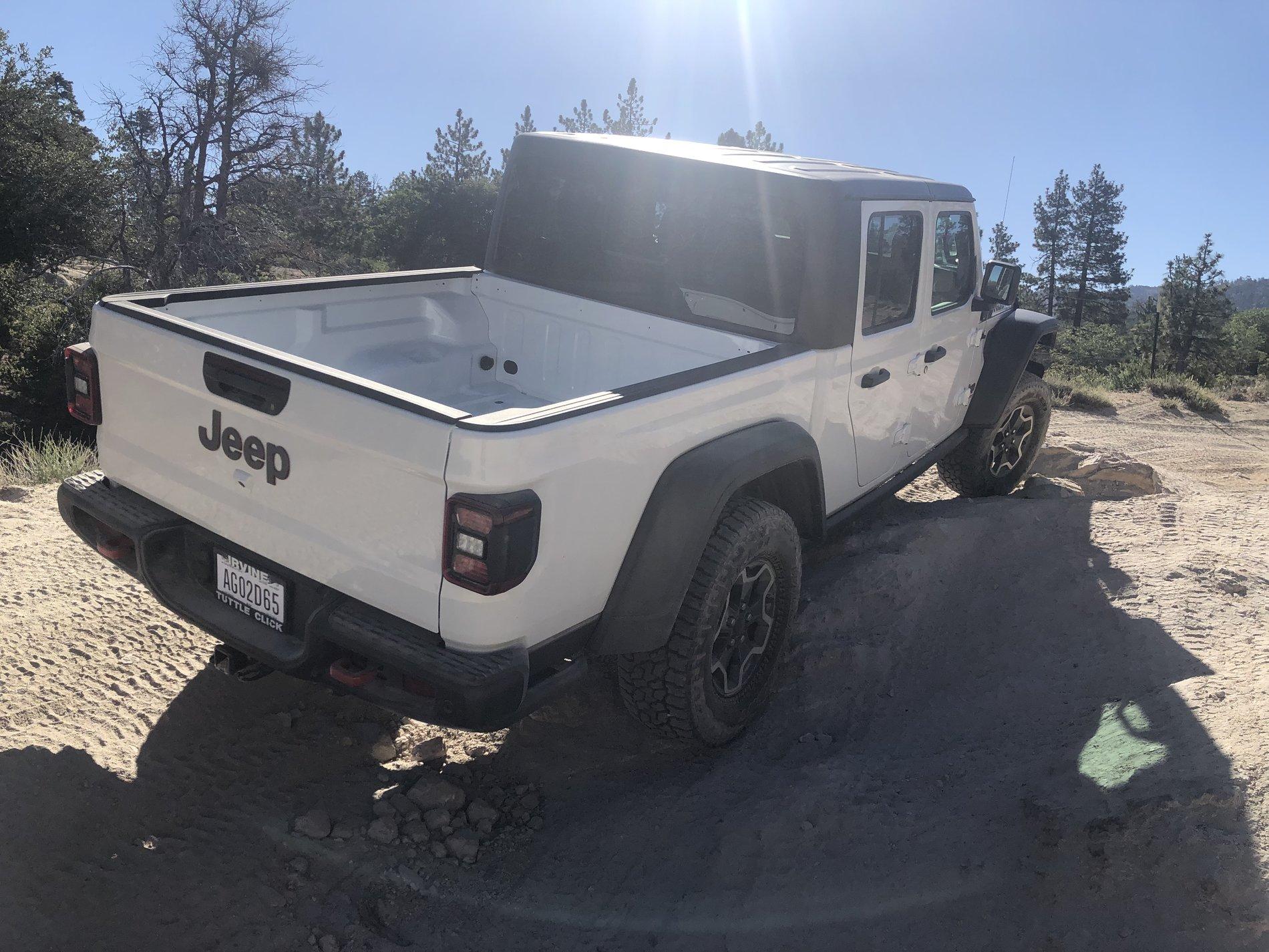 Jeep Gladiator BRIGHT WHITE Gladiator JT Club 07B82070-18FA-4B85-AB44-5E7D02AFDBCB