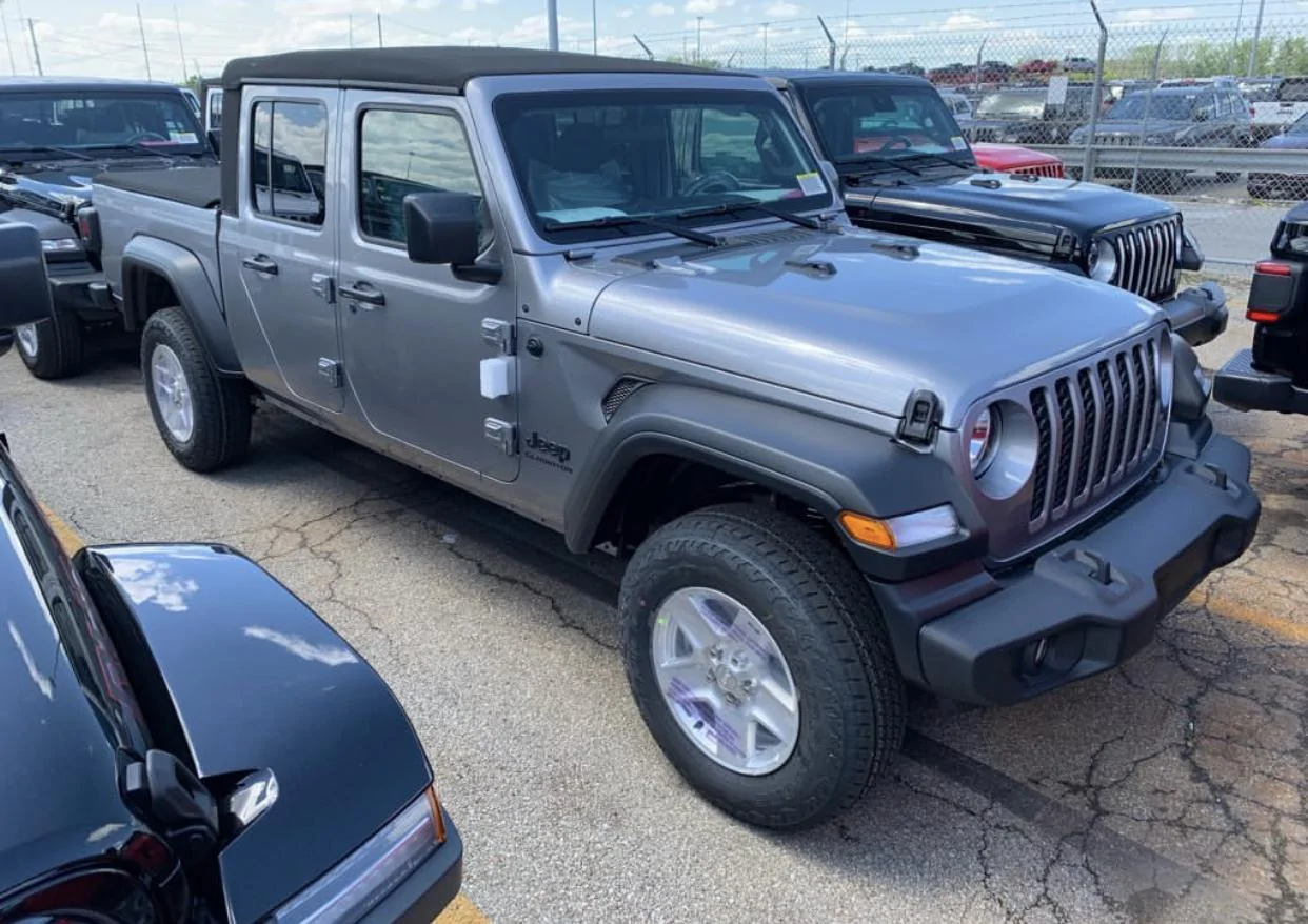 Jeep Gladiator Request: Gladiators with soft tops 77502685-D70E-43C3-BBA1-C9FACBF78C2C