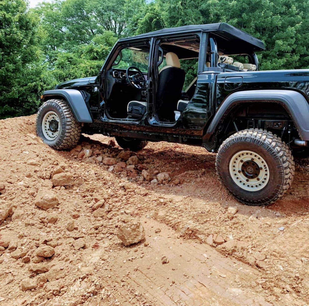 Jeep Gladiator BLACK Gladiator JT Club 3B144ADD-AEA7-42F2-A312-A13564AFF7F4