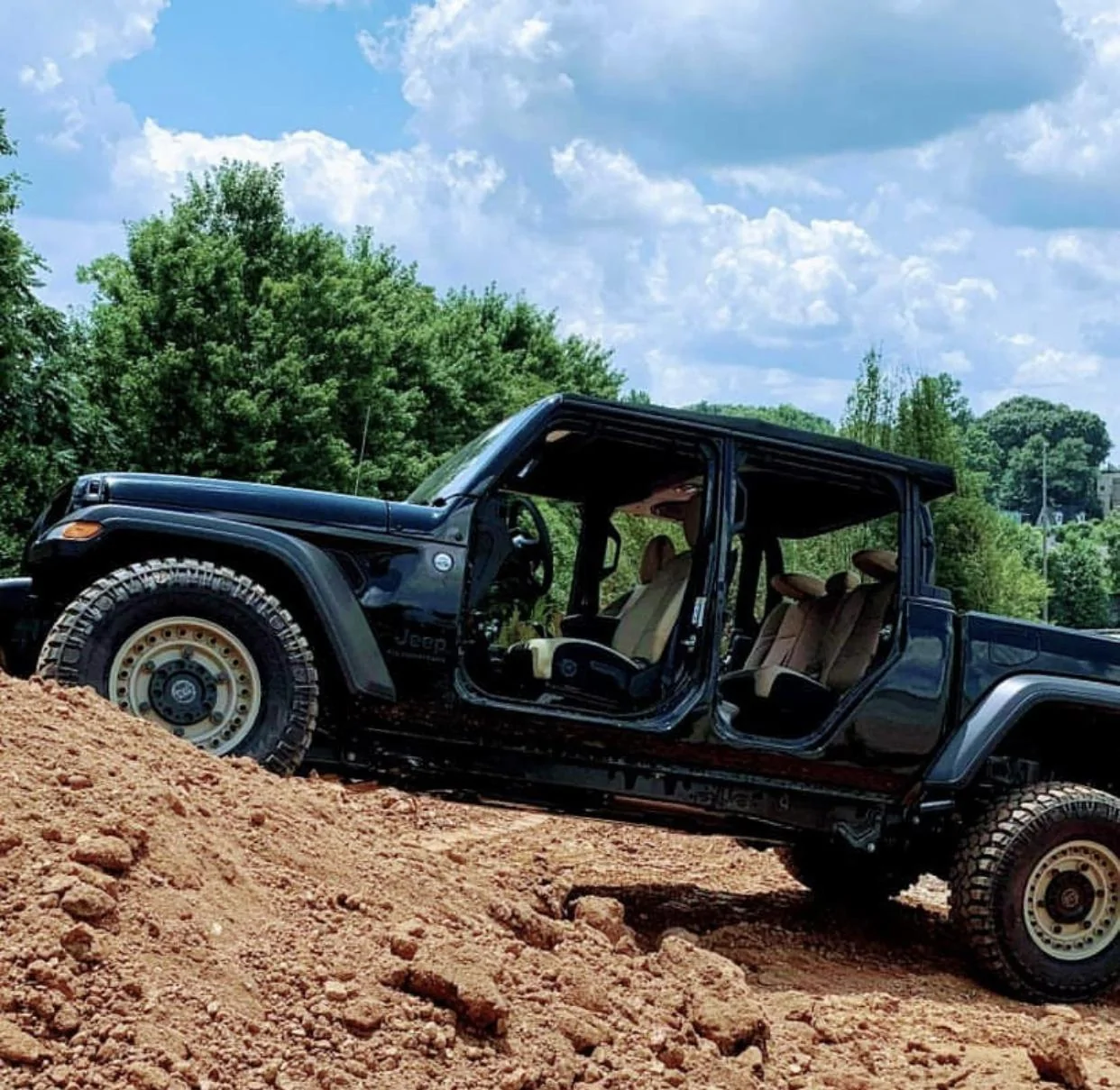 Jeep Gladiator BLACK Gladiator JT Club 7E32BB59-B77C-49FB-A72F-0E3B316A663D
