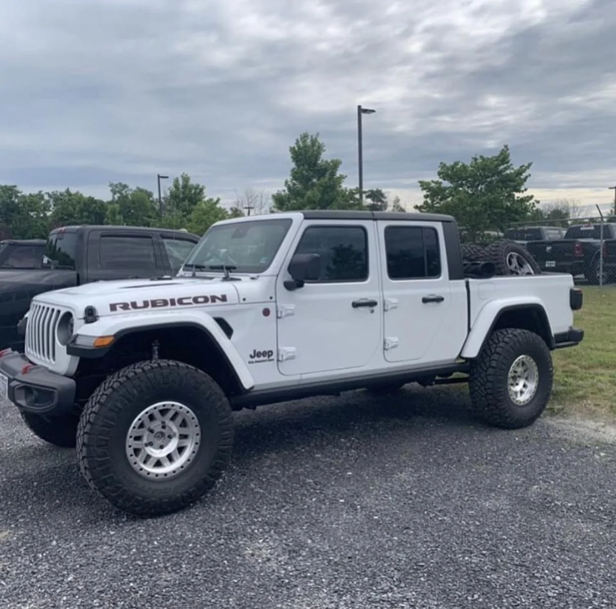 Jeep Gladiator BRIGHT WHITE Gladiator JT Club 3F8EDB0F-E7C9-4EC9-A9D3-3A2572AA2875