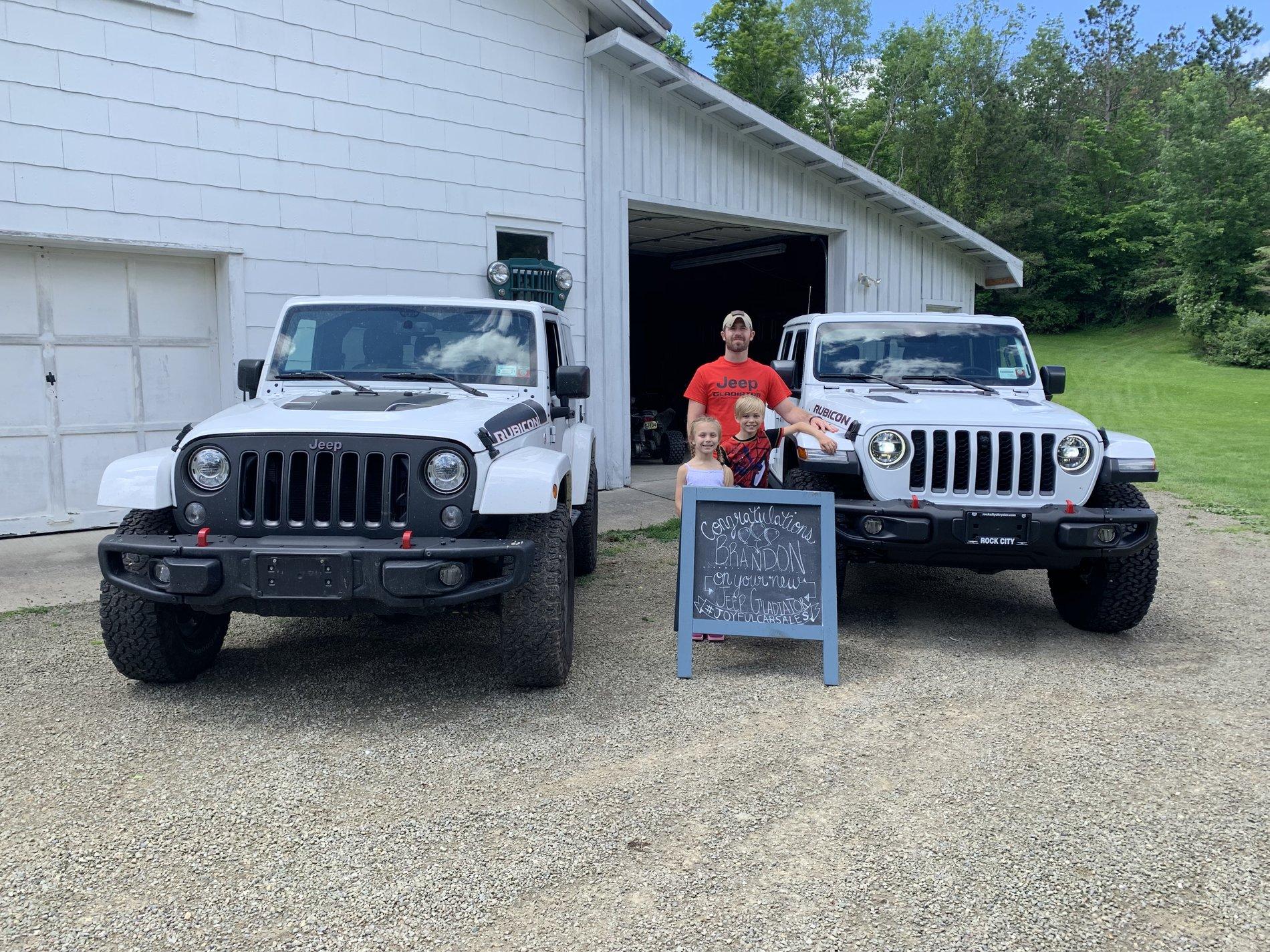 Jeep Gladiator BRIGHT WHITE Gladiator JT Club 846DC59D-3377-4DC5-9859-BECEC9CBAC79