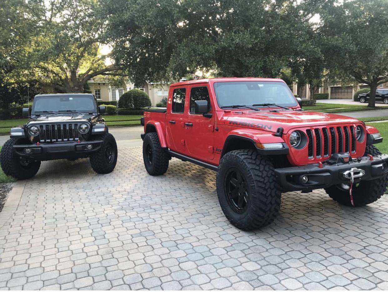 Jeep Gladiator Jeeps Parking Next To Jeeps A5CDF6A6-4779-4272-87E5-A6495DD004D7