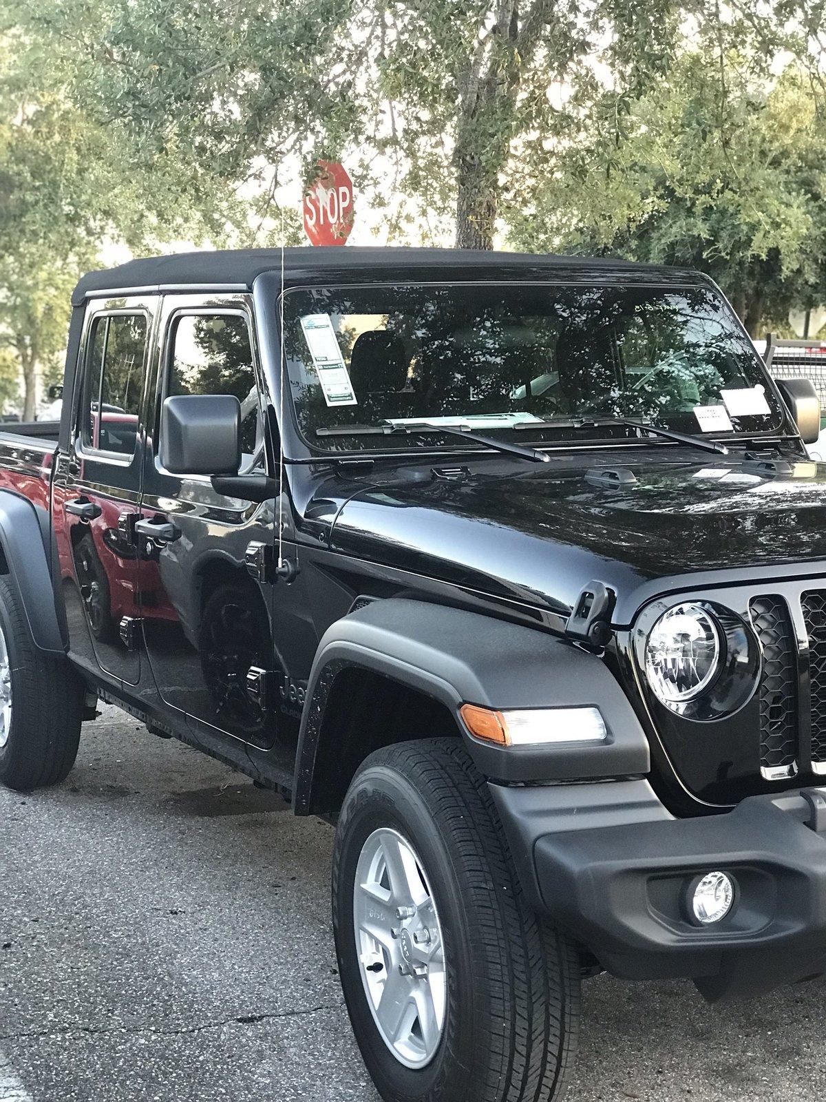 Jeep Gladiator BLACK Gladiator JT Club 24F6E6E8-9A06-47FE-91C1-50519815C9DB