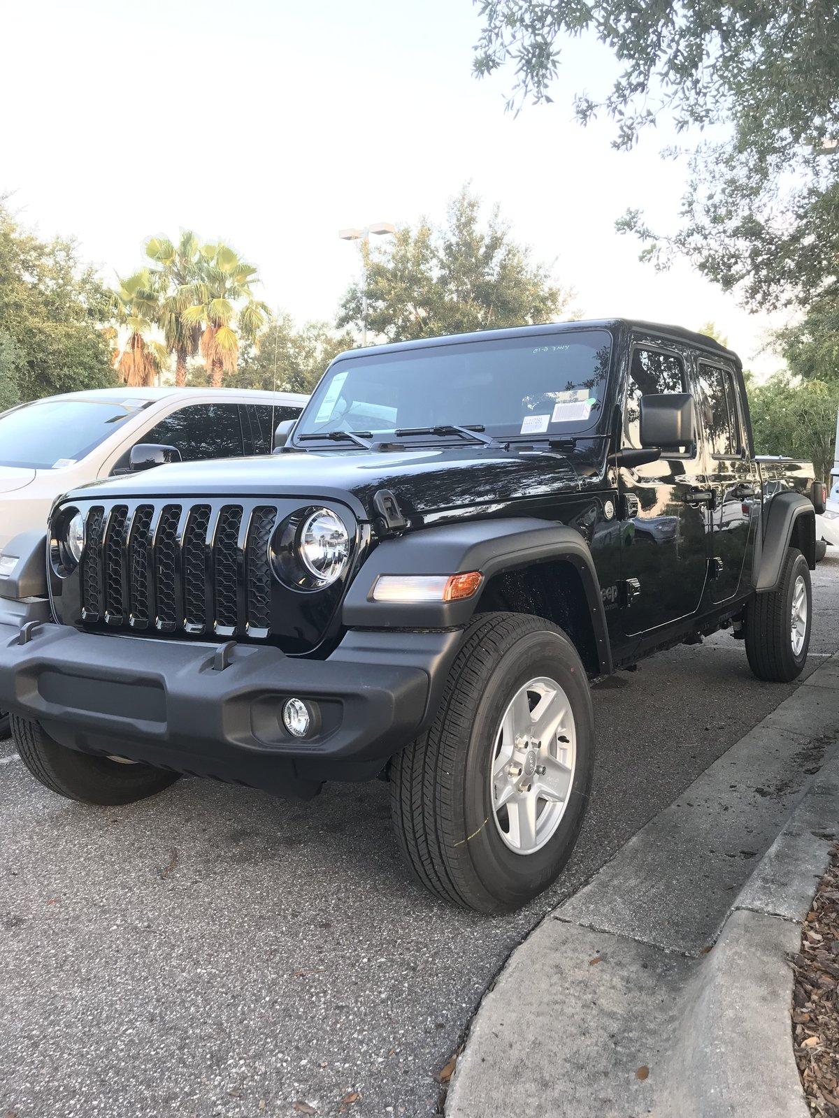 Jeep Gladiator BLACK Gladiator JT Club C632F1BC-91FB-4599-B4C7-05226F029498