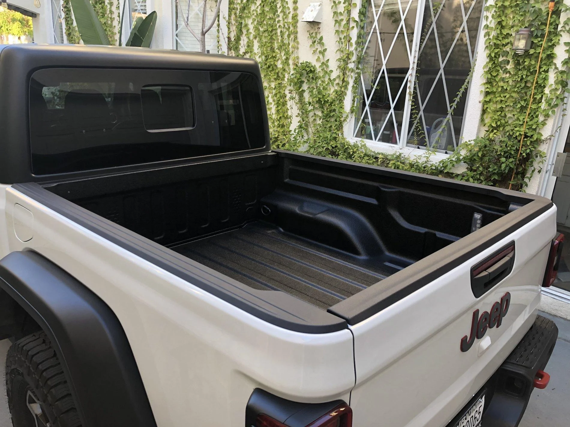 Jeep Gladiator BRIGHT WHITE Gladiator JT Club BE973EF8-90CC-4D1F-AF89-E6BE8B10464E