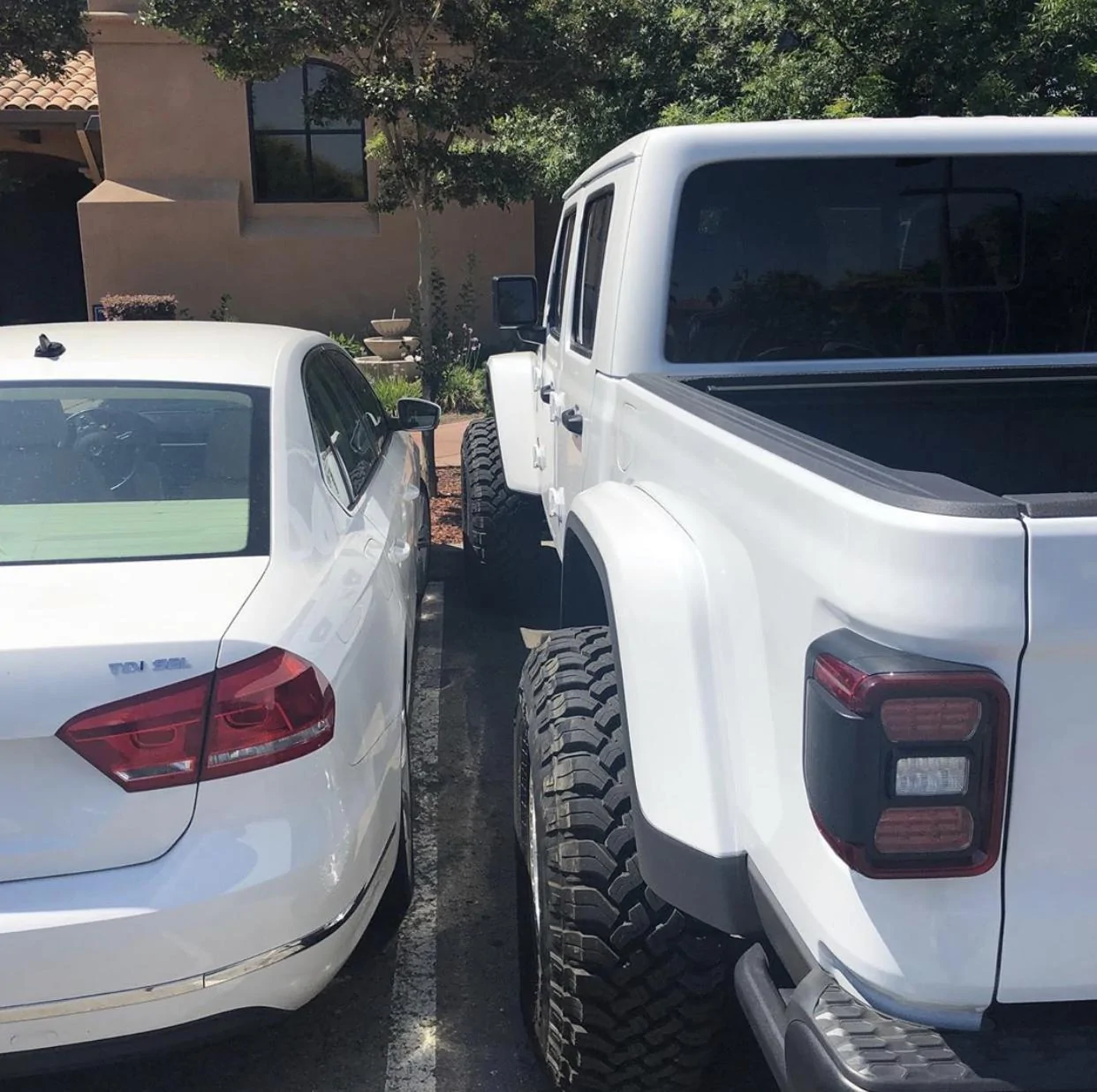 Jeep Gladiator BRIGHT WHITE Gladiator JT Club 1BC783D3-14FC-4836-A759-7F75B80EE291