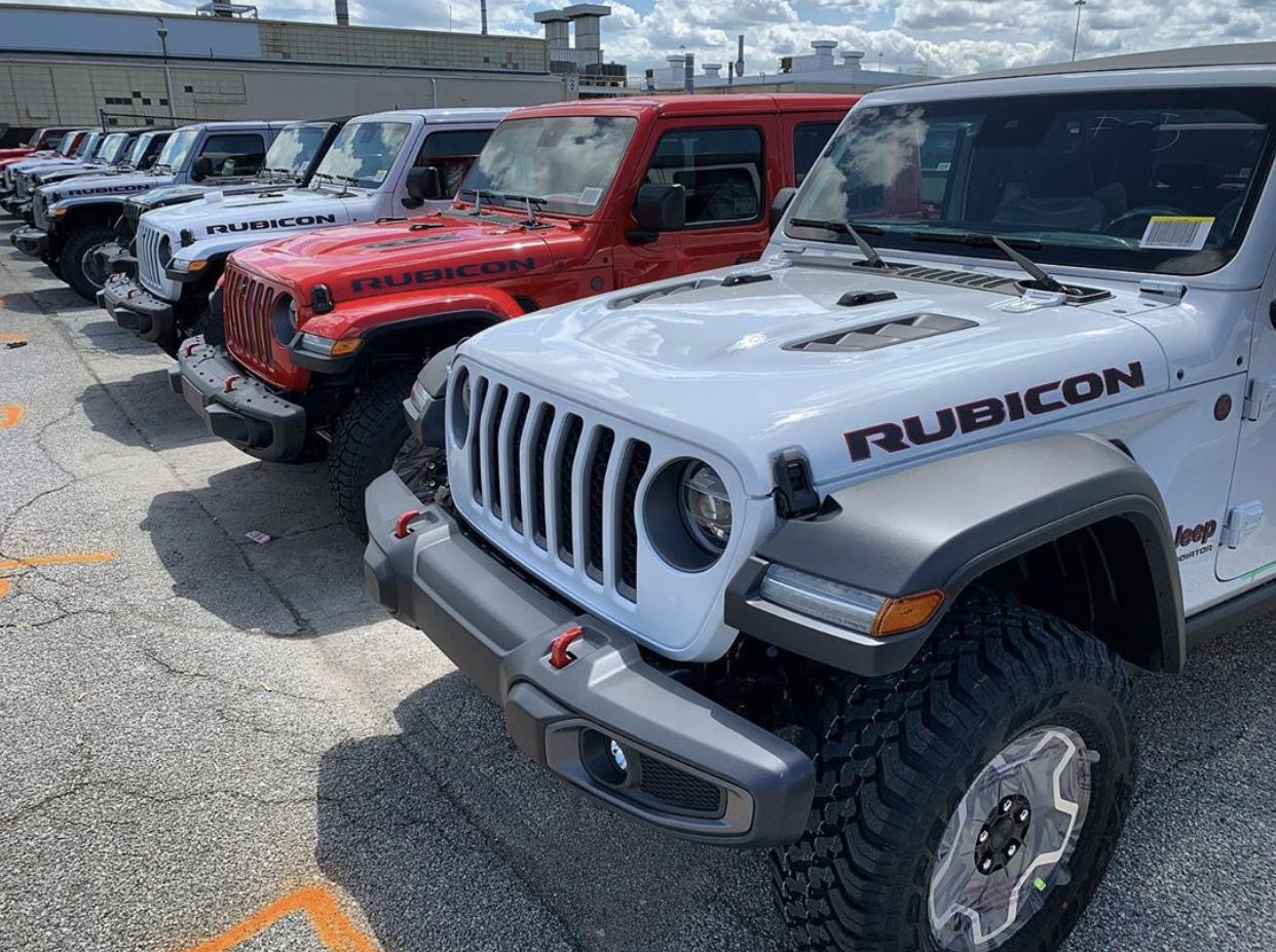 Jeep Gladiator Jeeps Parking Next To Jeeps FE655980-1C92-4103-A290-15A7E89E95DB