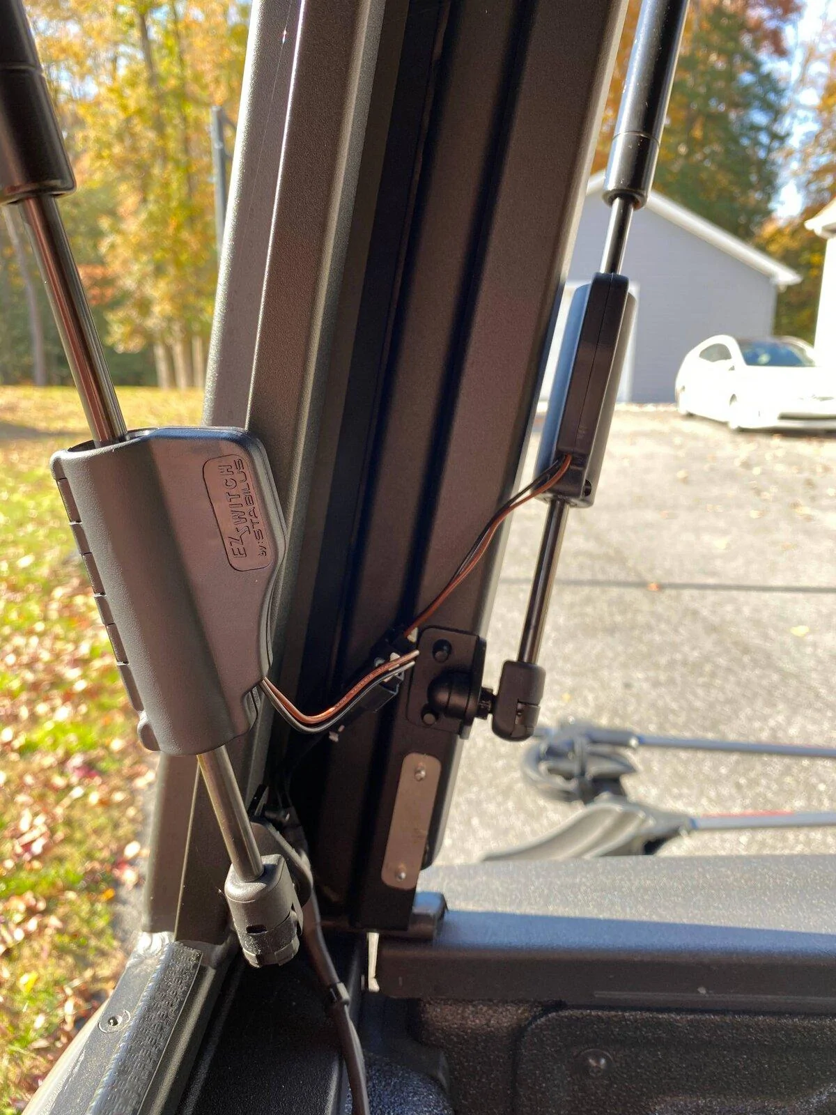Jeep Gladiator Gas strut activated switch. IMG_3136