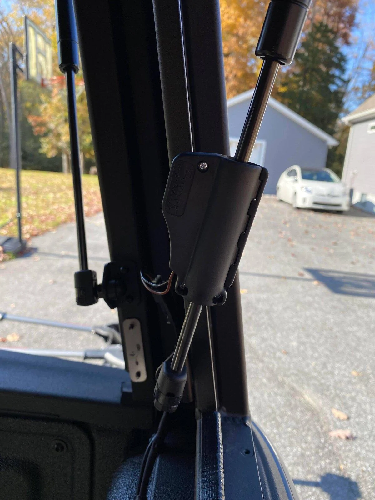 Jeep Gladiator Gas strut activated switch. IMG_3139
