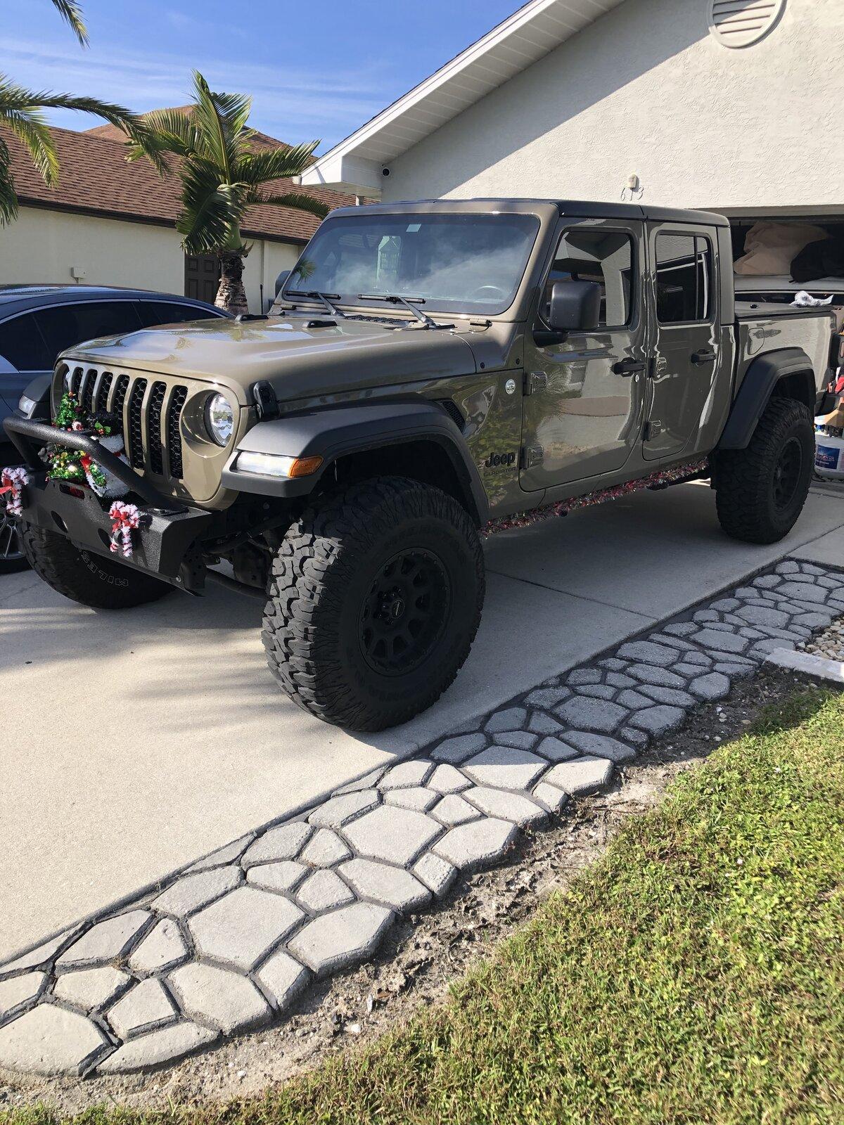 Jeep Gladiator Show us your Grill Wreaths BA8CE7DC-E04F-4D2D-9051-1EB79A19A076