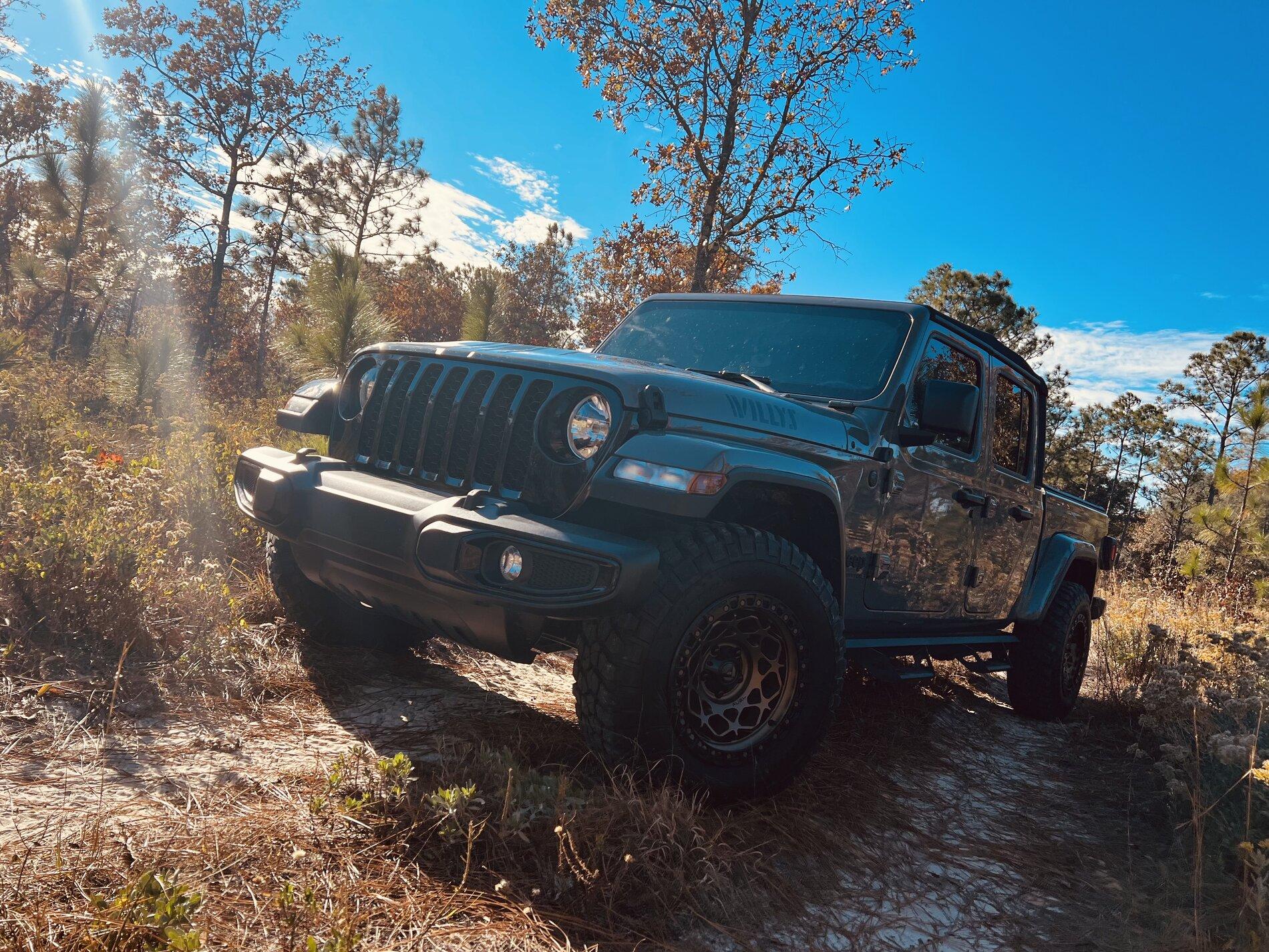 Jeep Gladiator Gladiator Glamour Shots 193CD269-6873-4E4D-B05C-3CA8FD60FA02
