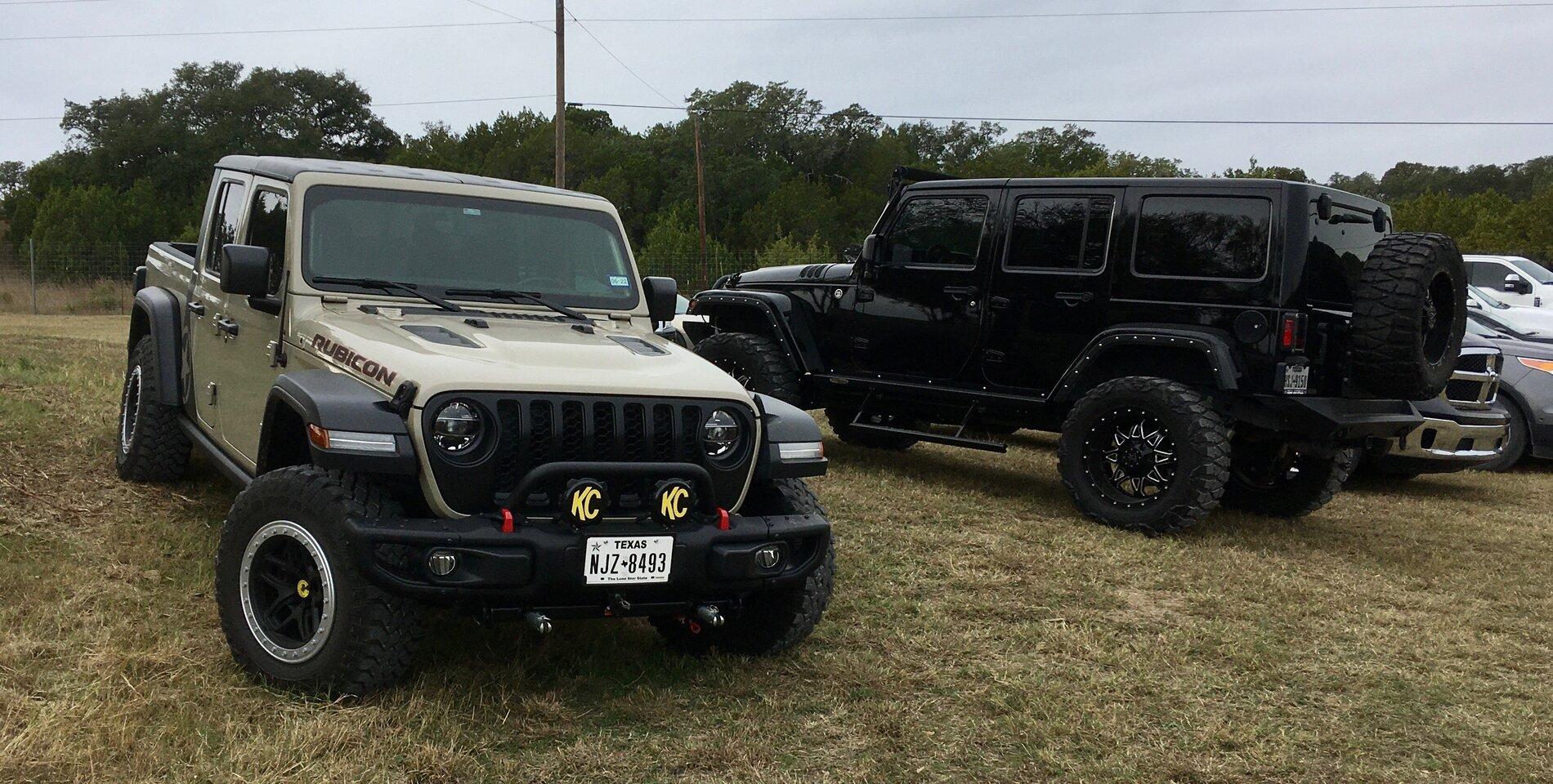 Jeep Gladiator Jeeps Parking Next To Jeeps IMG_6096