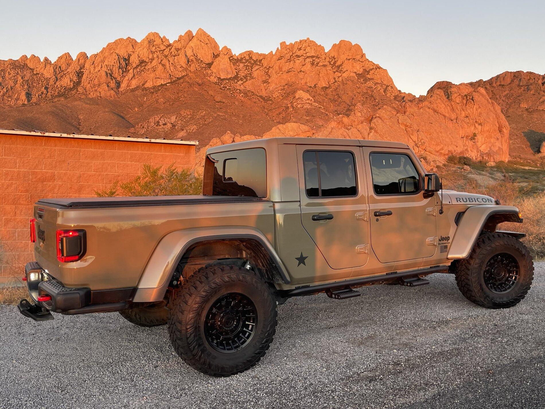 Jeep Gladiator Gladiator Glamour Shots C2969783-7E47-45AC-92C6-993019CDDD6A