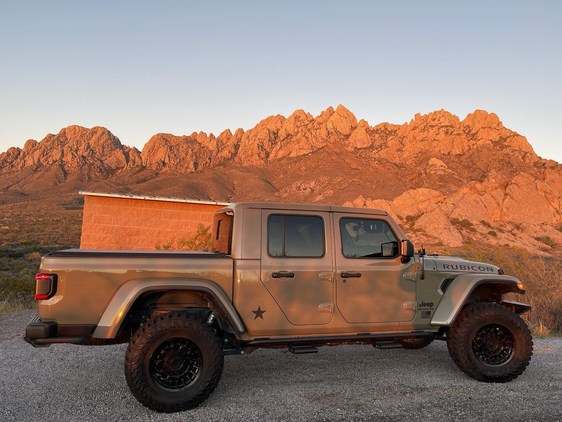 Jeep Gladiator Gladiator Glamour Shots 887A355C-683E-4720-92D2-B0BDF5B70C51