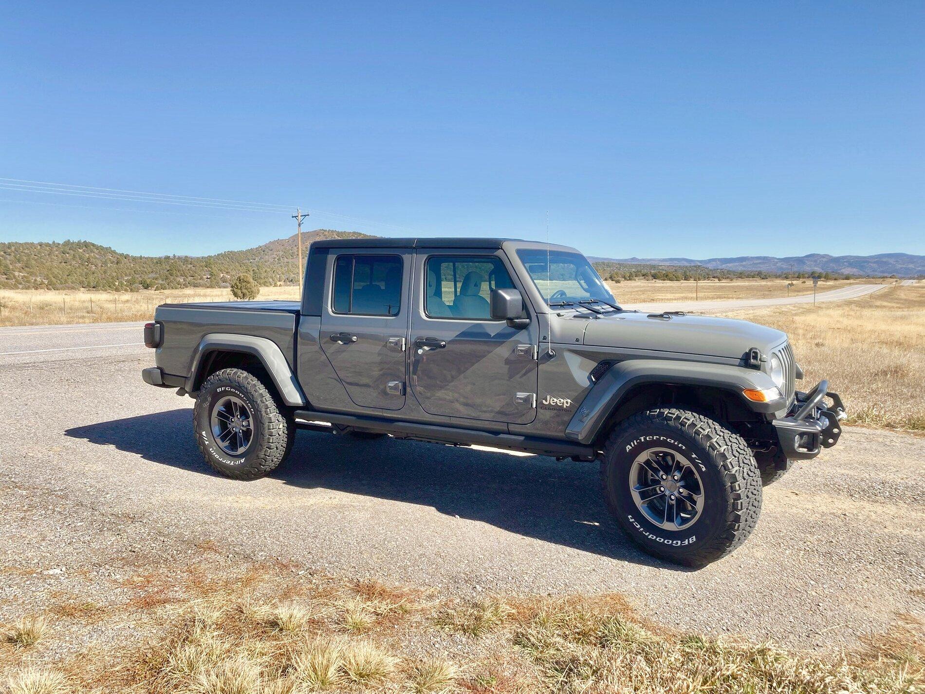 Jeep Gladiator Pics Request: Rough Country 2.5” level kit and 3/4” daystar spacer 166F4E9B-2B42-4264-AF64-4892ECBC8575