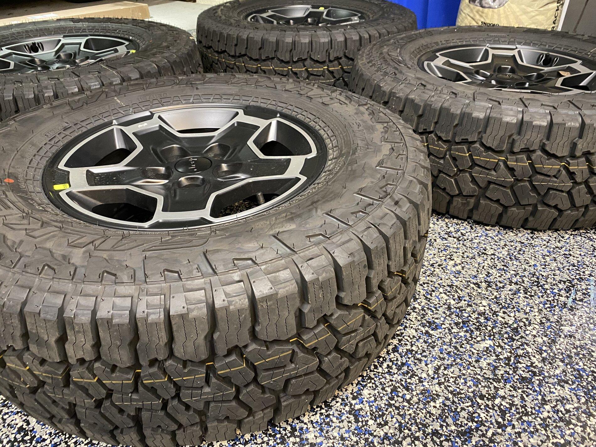 Jeep Gladiator Mojave wheels and tires 10BE601F-A53E-42D0-A46E-B2E8E0207D0D