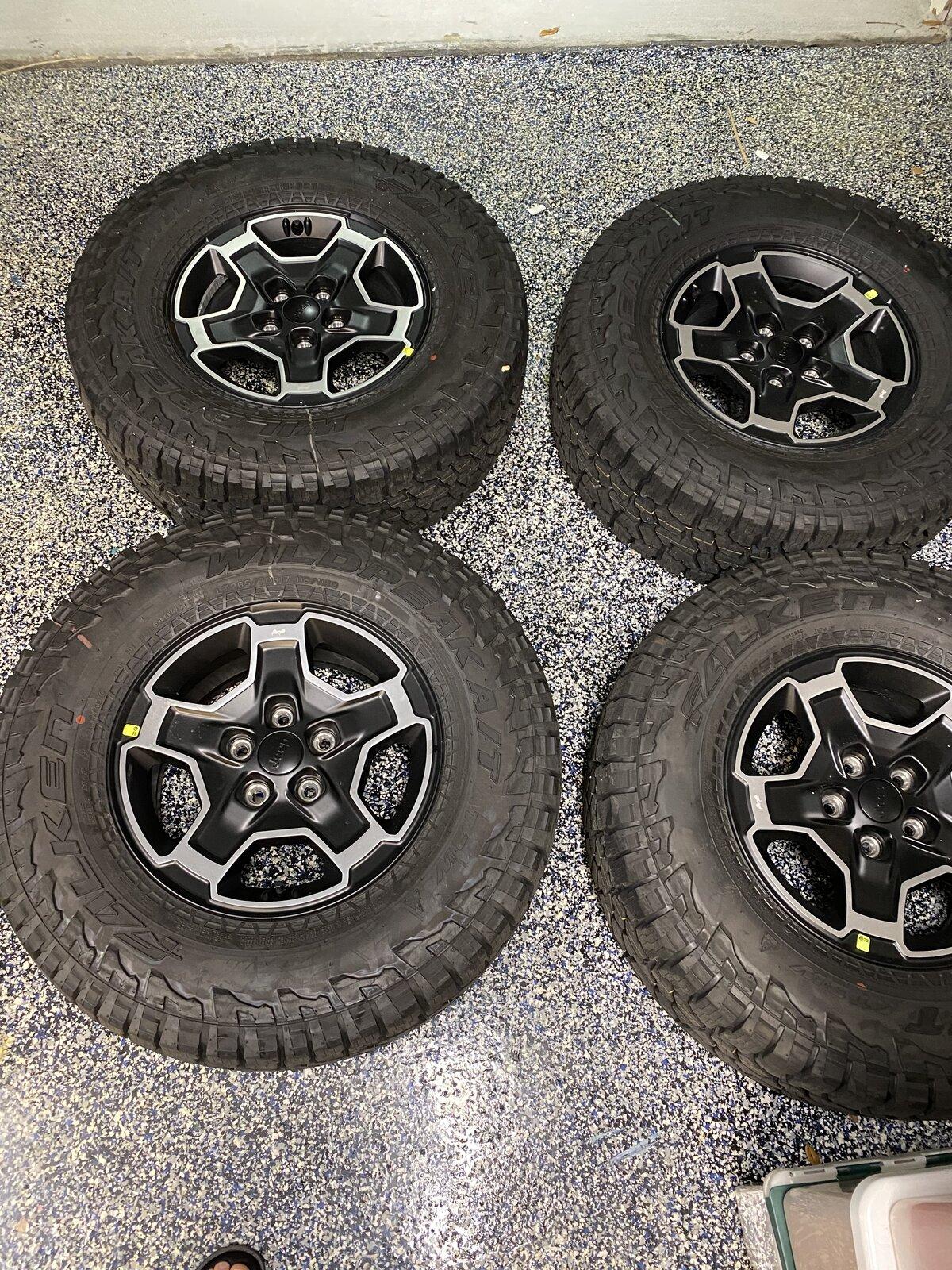Jeep Gladiator Mojave wheels and tires DBF771E9-5346-4EC1-9808-AE12BBD9D6FD