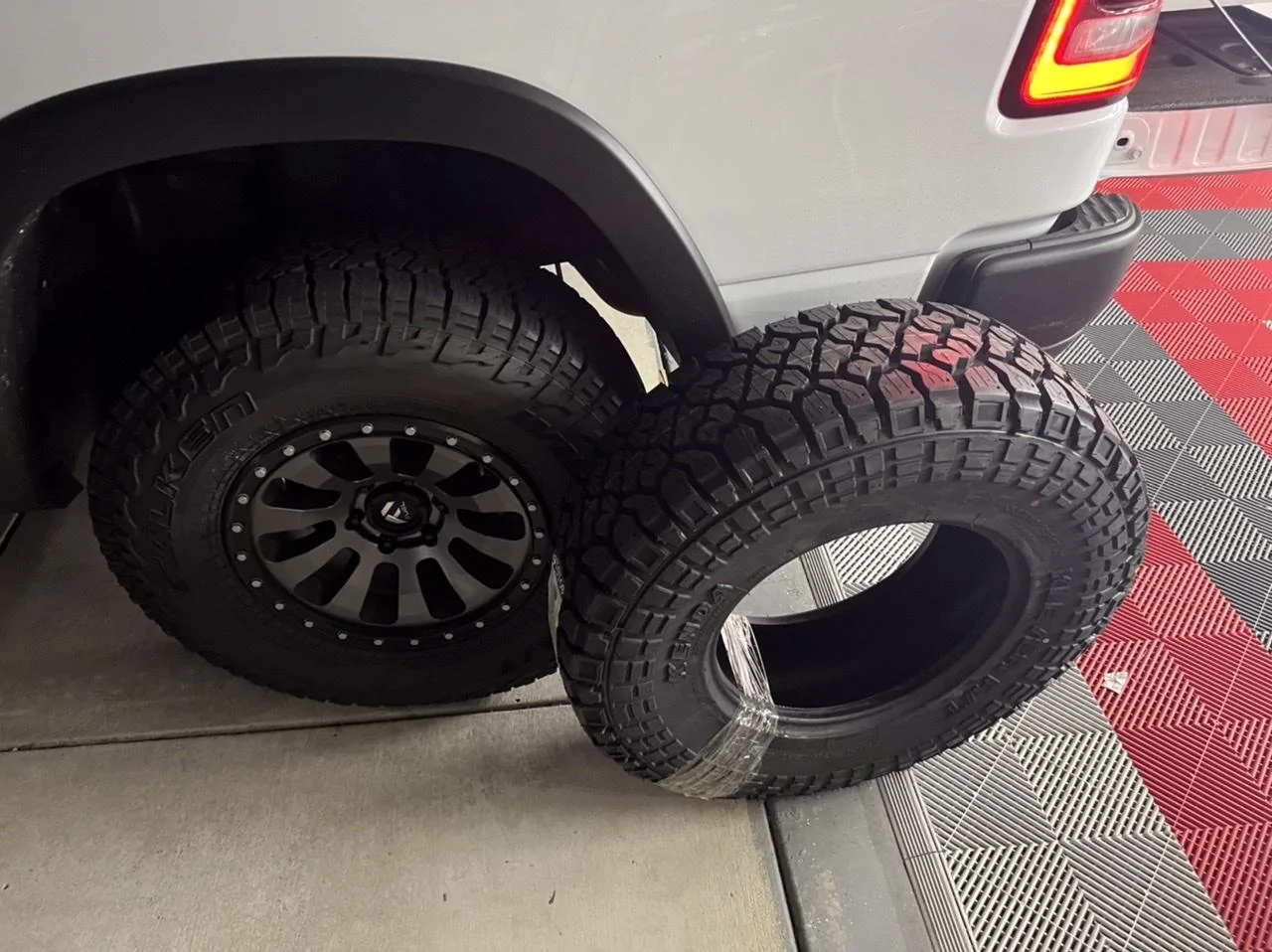 Jeep Gladiator Kenda Klever R/T KR601 35x10.50R17 90252909-CE55-4D13-B9A6-877070B2A06A