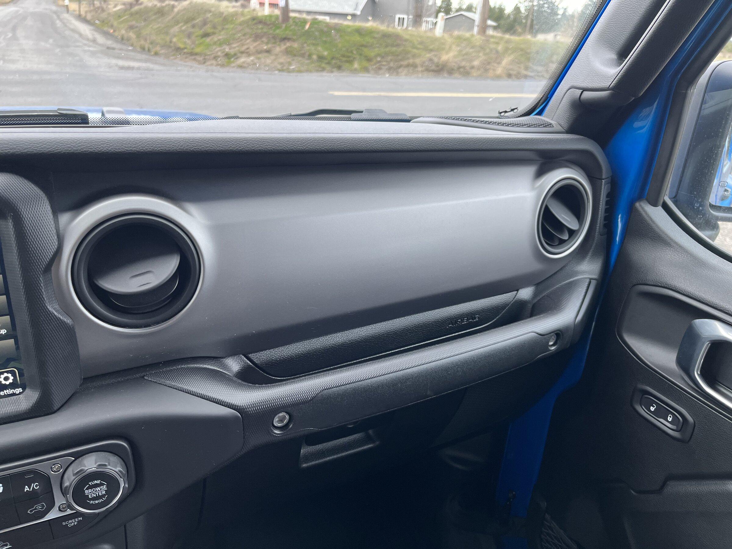 Jeep Gladiator Cloth Seats vs. Leather Seats Package B6A49026-E804-44A2-B69A-C9275763EB0C
