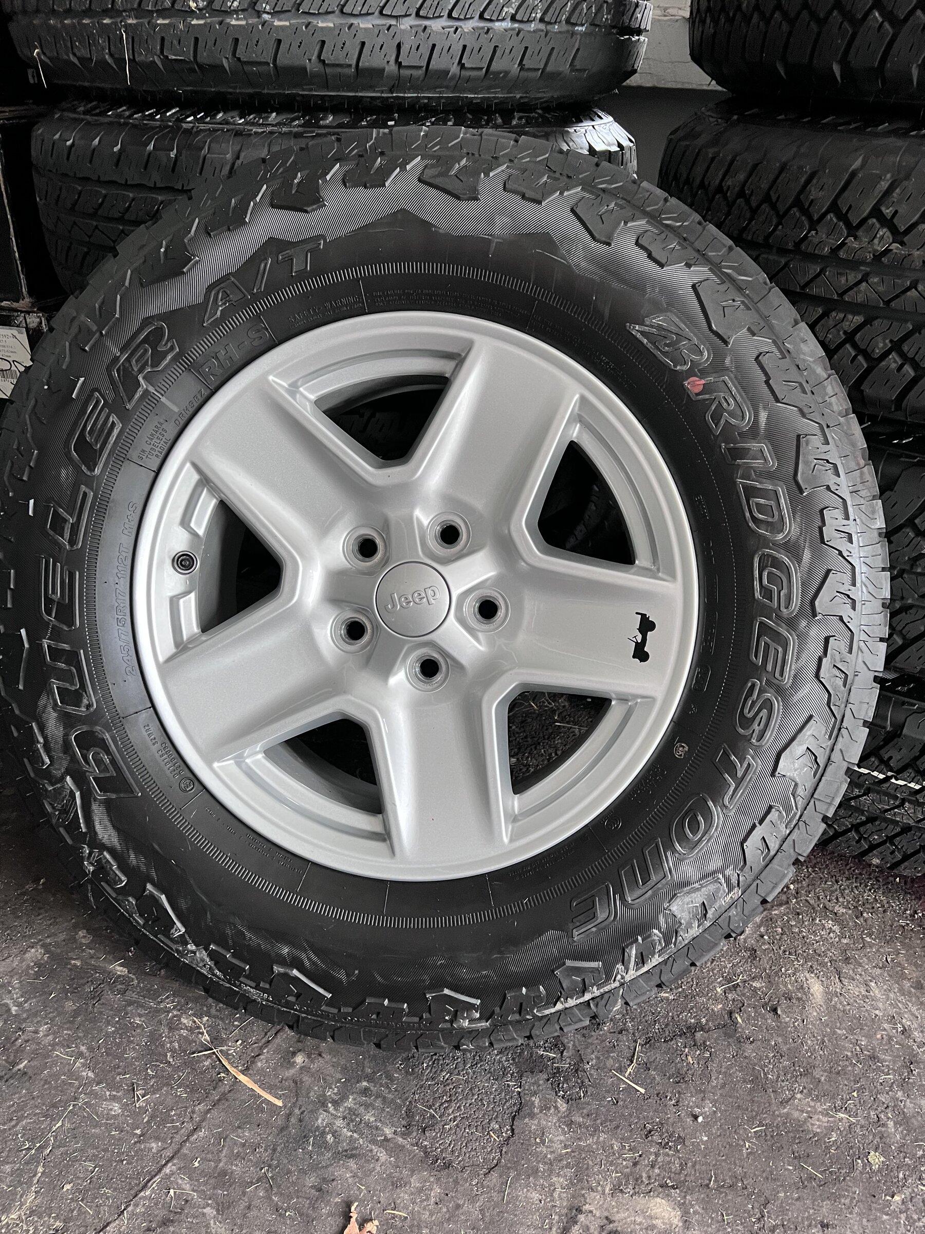 Jeep Gladiator Like new Gladiator Sport S Wheels and Tires C856A7B5-E36C-41C1-A49E-8302DFAC74D9