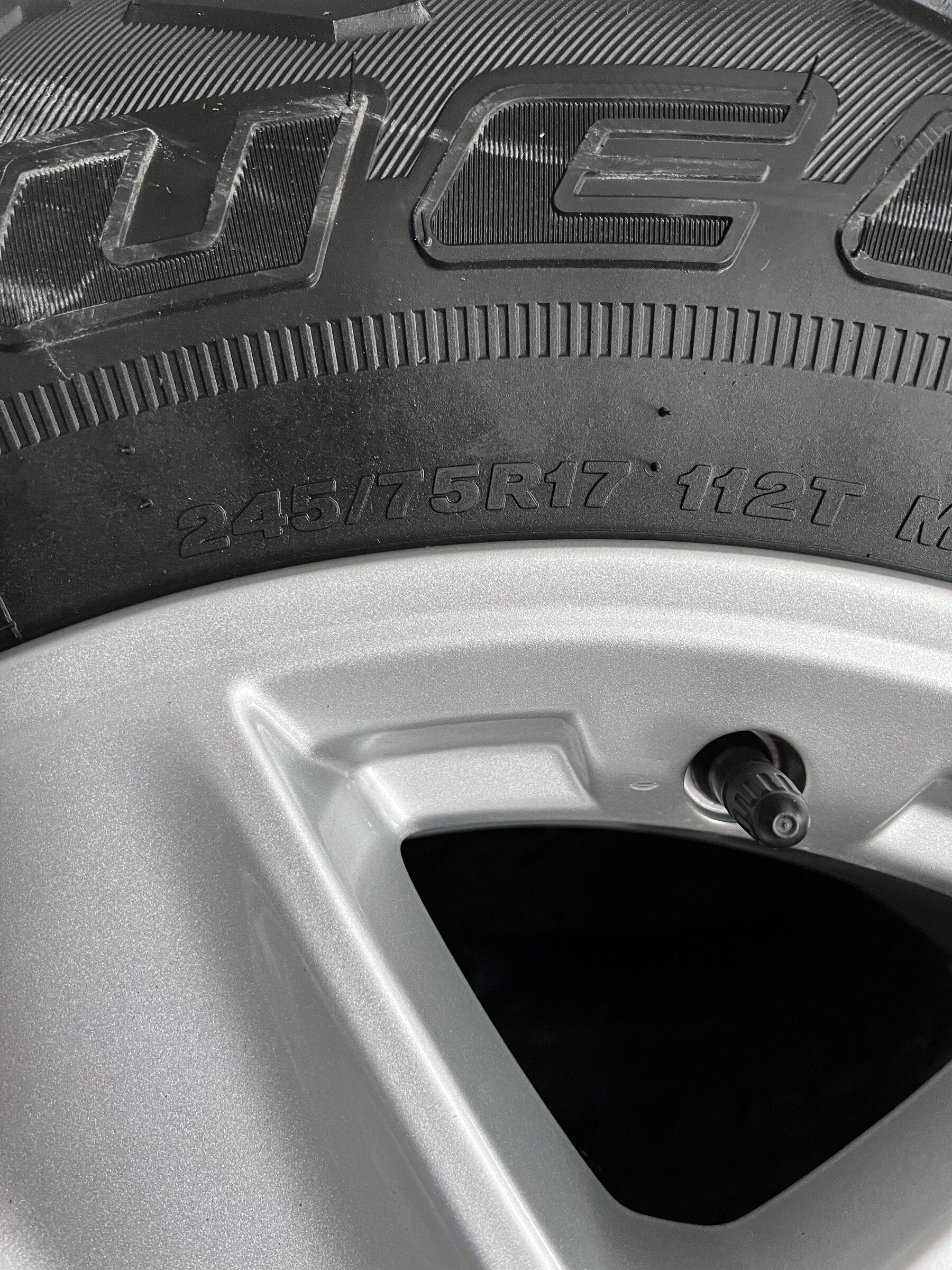 Jeep Gladiator Like new Gladiator Sport S Wheels and Tires 171497D6-5DAD-415D-98CC-DD0291E7C381