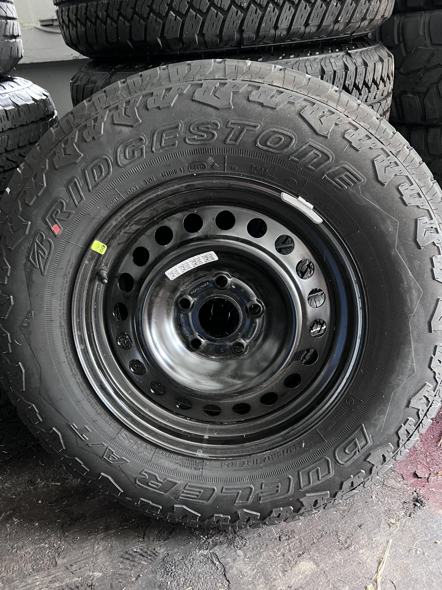Jeep Gladiator Like new Gladiator Sport S Wheels and Tires 3B8CC09E-0FDC-4888-BFB5-6A94A9D3E410