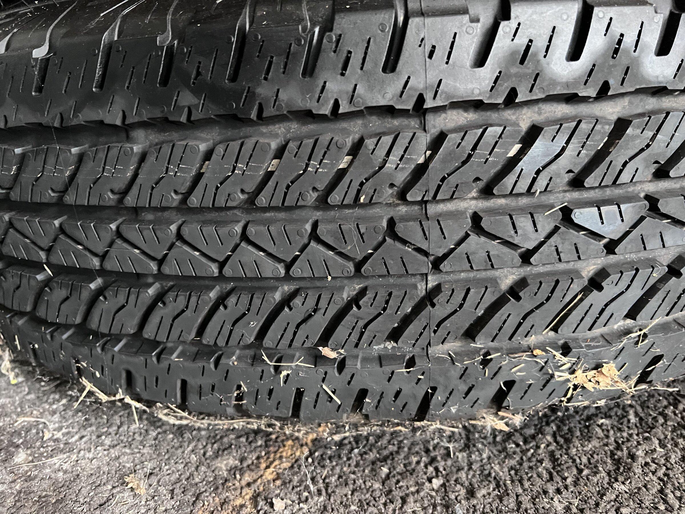 Jeep Gladiator Like new Gladiator Sport S Wheels and Tires 4BD5788B-1B60-4162-A5A1-F9D371661639