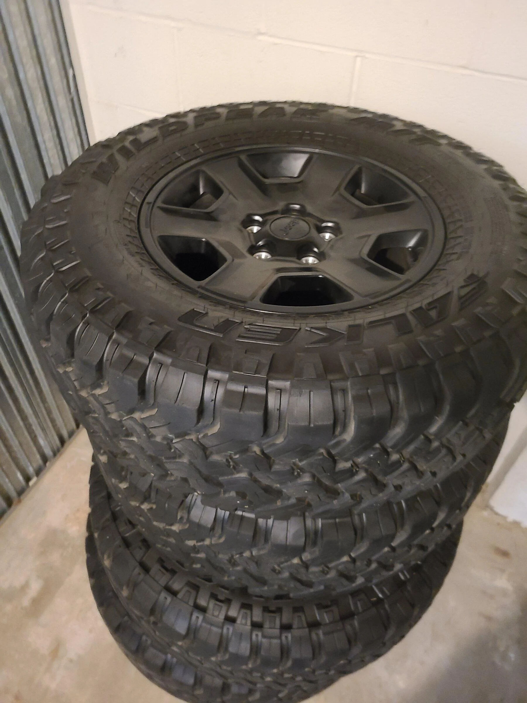 Jeep Gladiator JT Mojave wheels and tires, 33" Falken Wildpeaks w/ TPMS tires