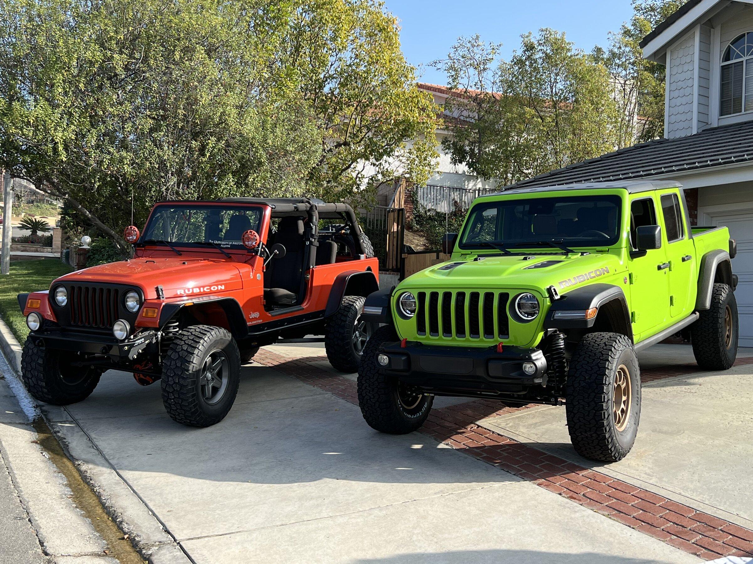 Jeep Gladiator Jeeps Parking Next To Jeeps 65B079D9-135A-49A4-B2BA-1D0C802208E3