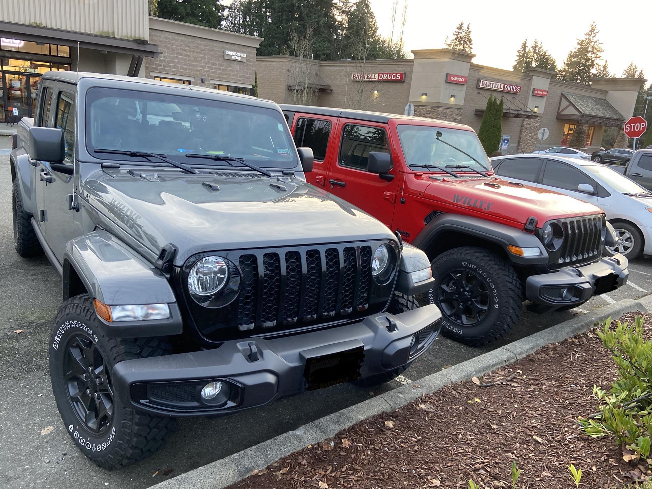 Jeep Gladiator Jeeps Parking Next To Jeeps IMG_E7758.JPG