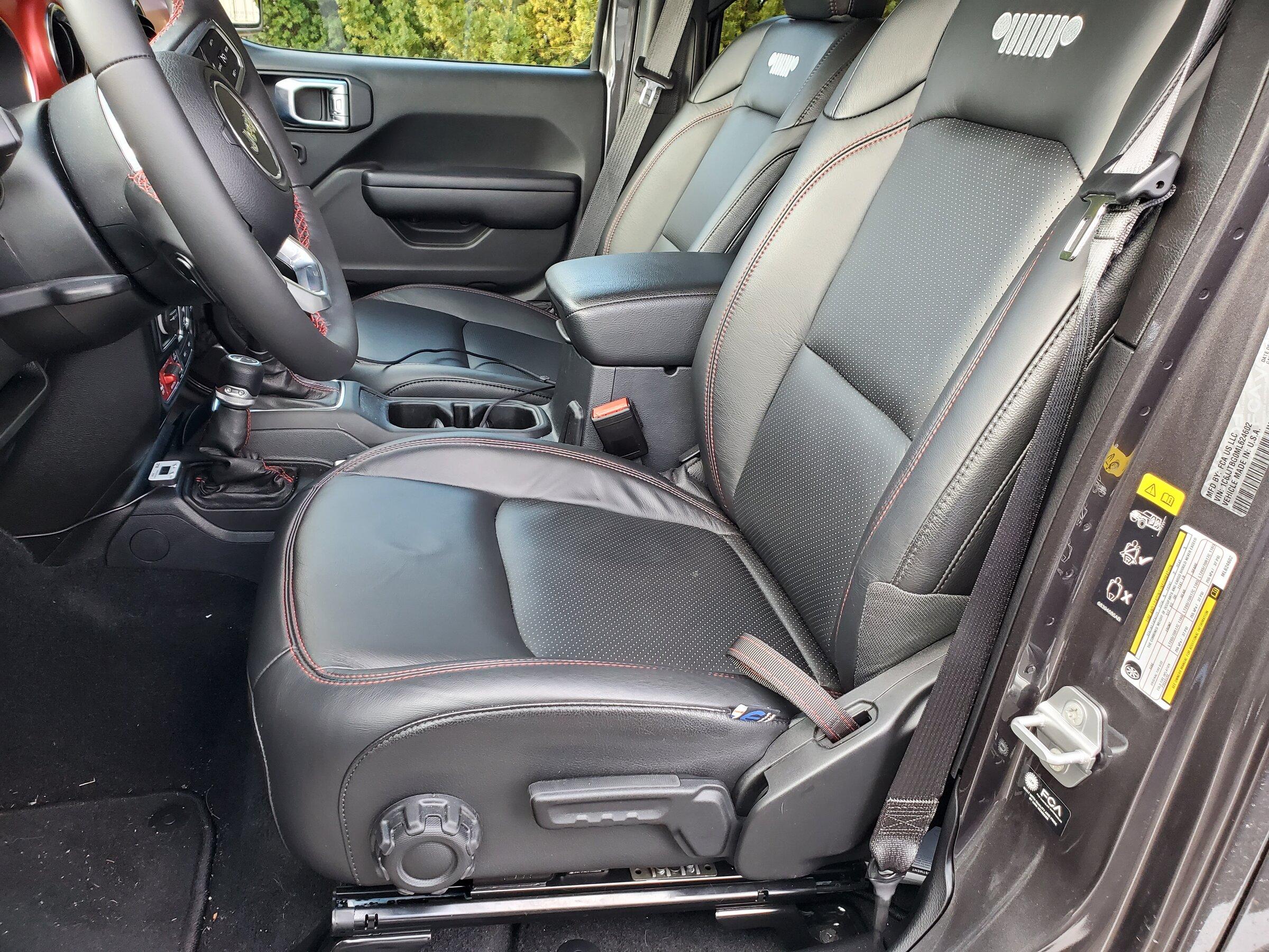 Jeep Gladiator Cloth Seats vs. Leather Seats Package 20211207_093810