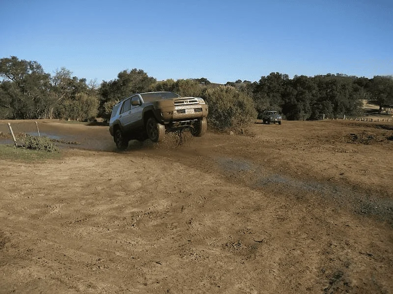 Jeep Gladiator Mojave goes airborne, shocks bottoming out; pretty impressive, no bent-frame. 1638977111214
