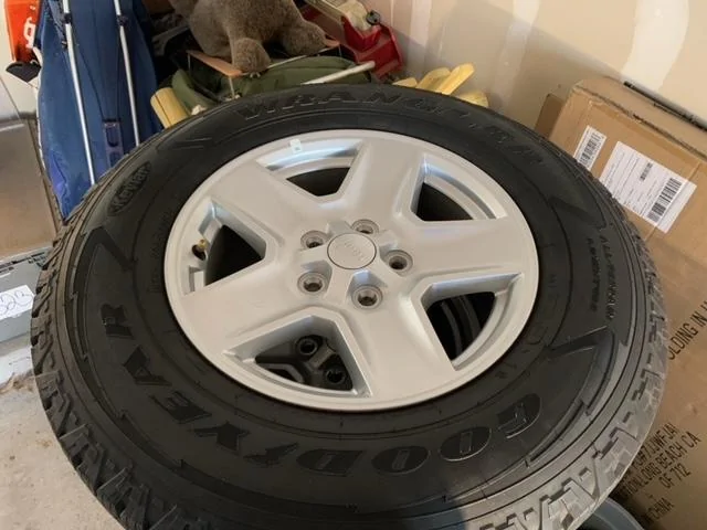 Jeep Gladiator Stock tires and wheels off 2021 gladatior sport. image2