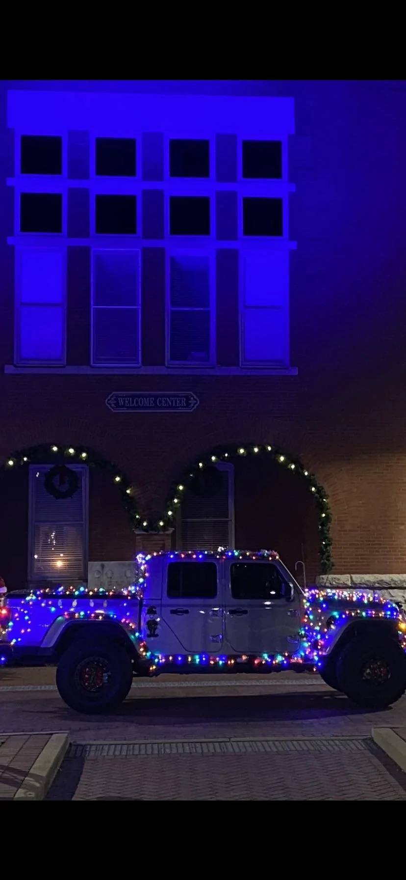 Jeep Gladiator Christmas lights on Gladiator.  Would you?  How to? 29613484-4B9F-4F30-811C-EB280B616067