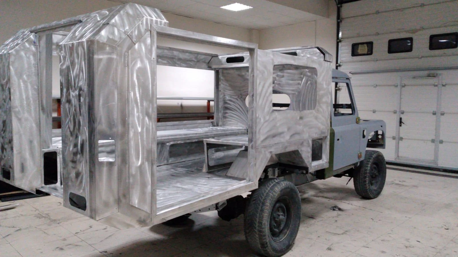 Jeep Gladiator Gladiator Expedition Rigs 1994_land-rover_defender-110-county_487A2CF6-D8A8-43CE-89B0-F897F358A69A