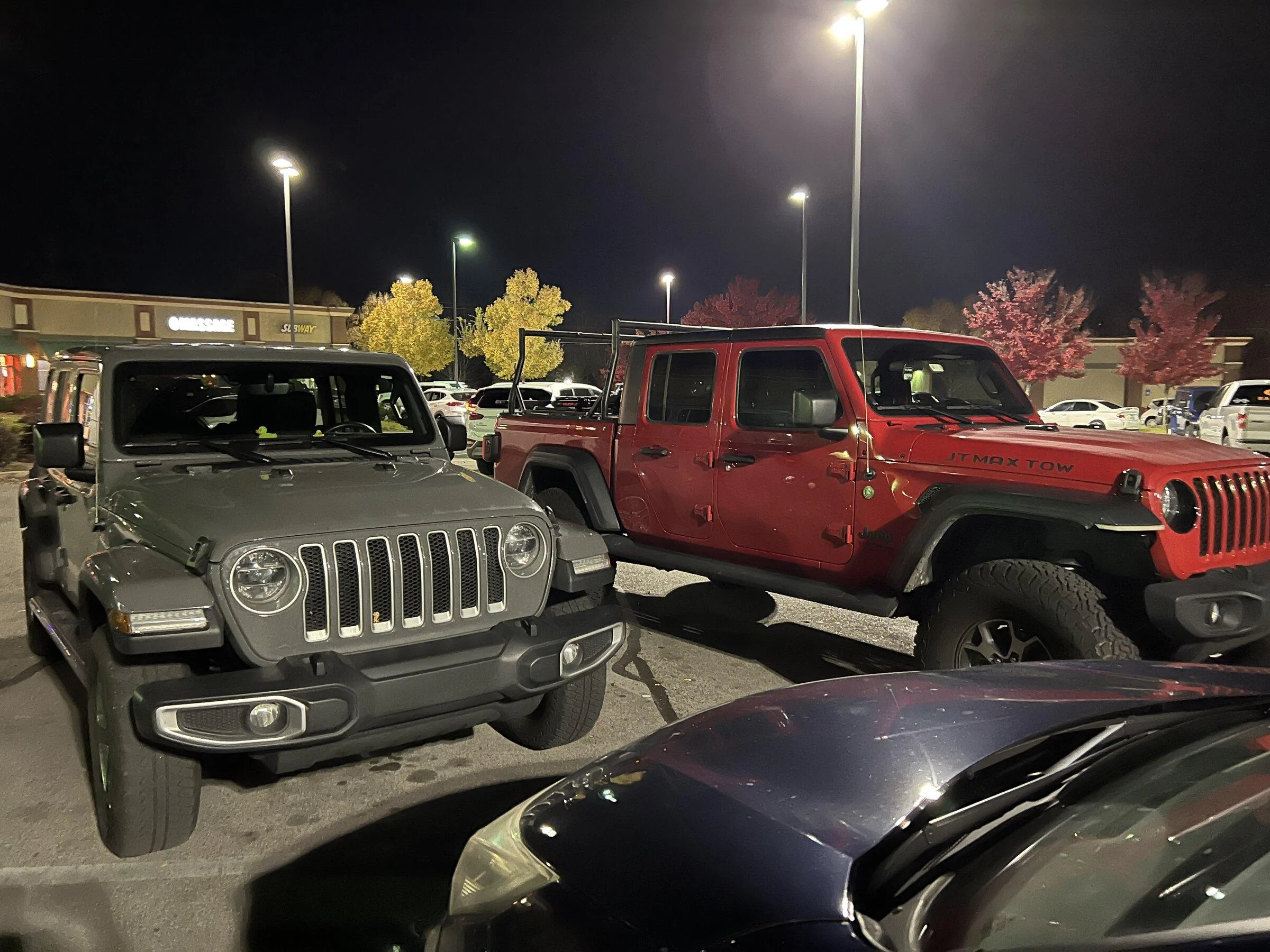 Jeep Gladiator Jeeps Parking Next To Jeeps 4C6858F6-9E31-4A05-A774-097C6B251735