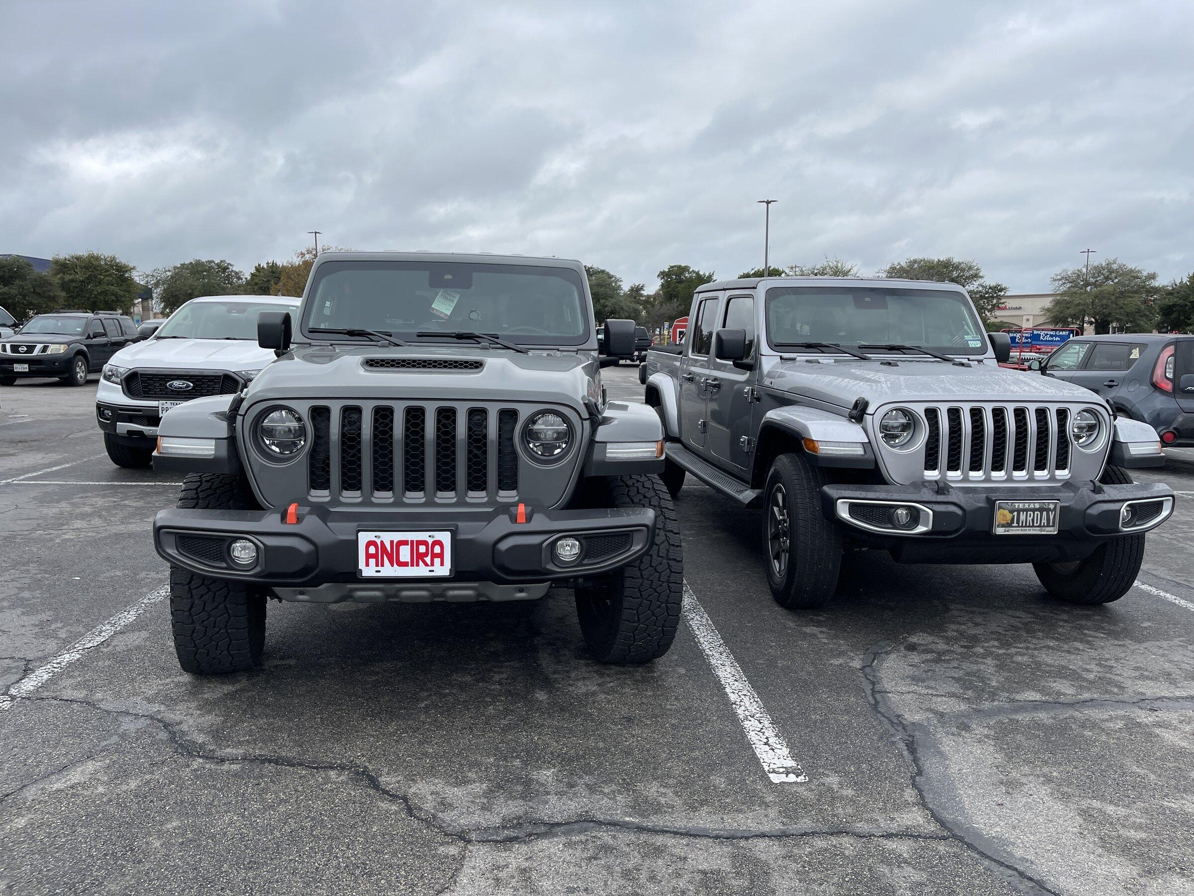 Jeep Gladiator Jeeps Parking Next To Jeeps ED42AE42-5C13-4615-8691-57917A45CD55