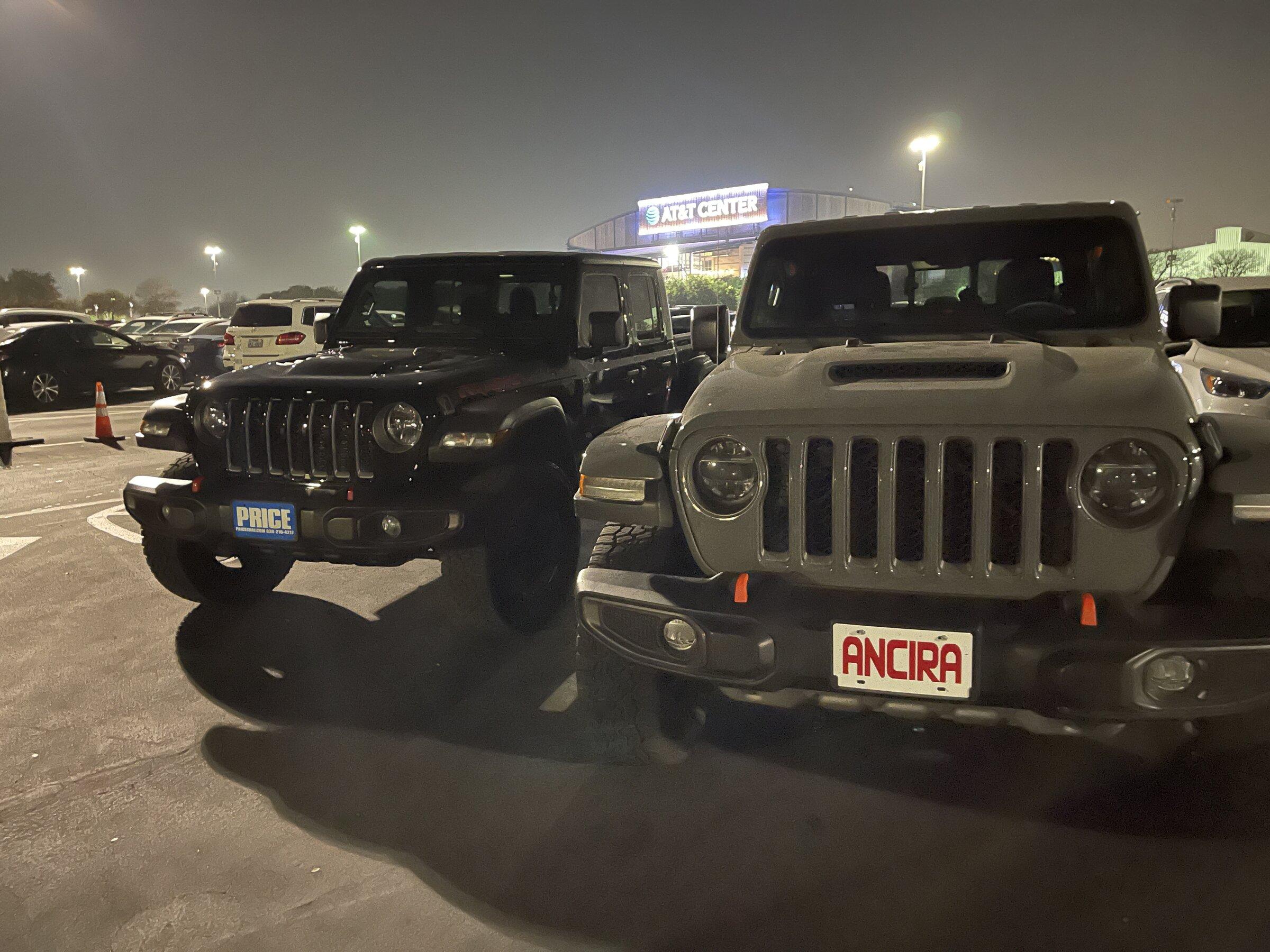 Jeep Gladiator Jeeps Parking Next To Jeeps CA1D4EBB-DF8F-4D5E-A47D-C65DA1734078
