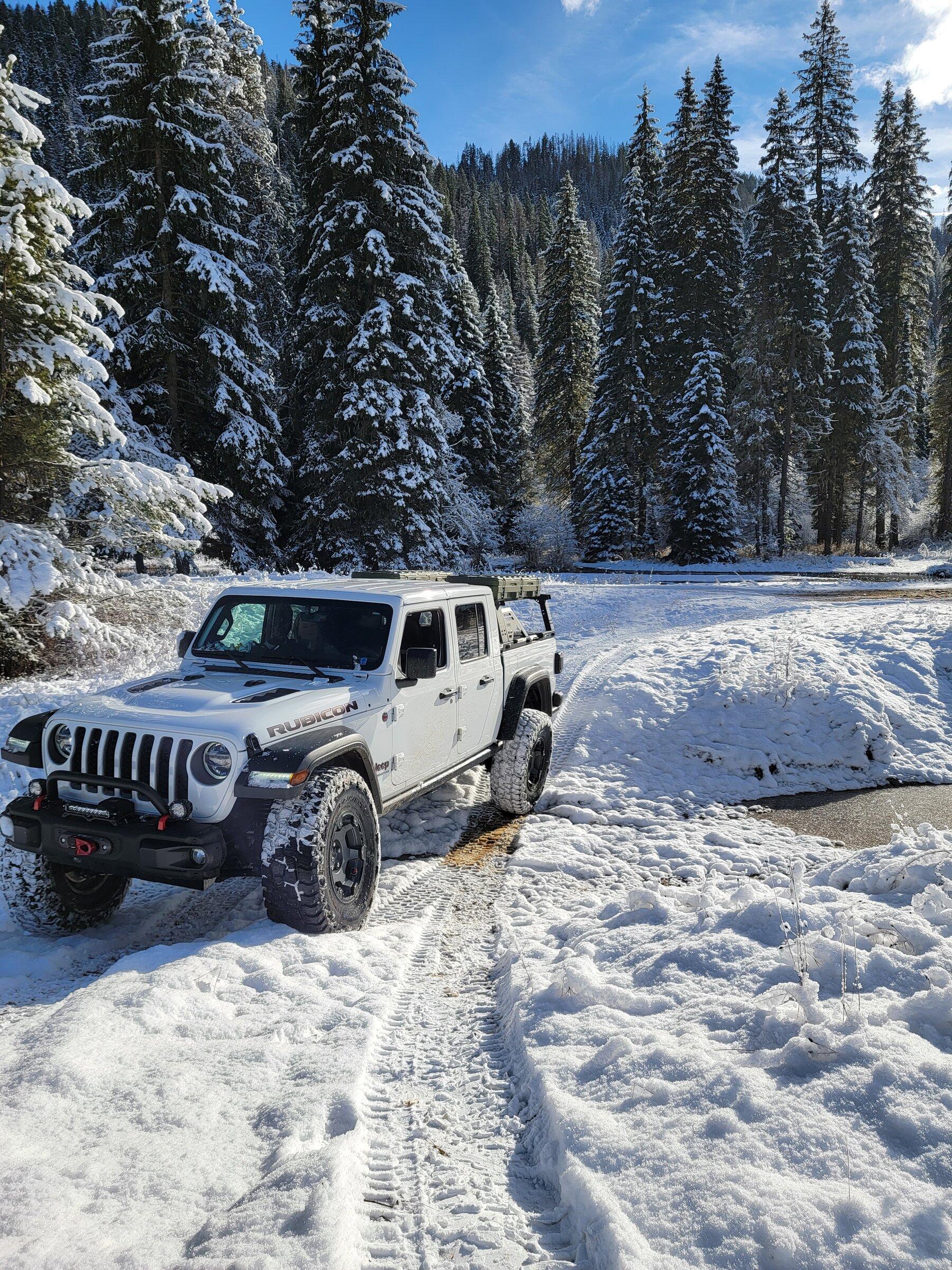 Jeep Gladiator BRIGHT WHITE Gladiator JT Club 2021-12-05 11.20.44