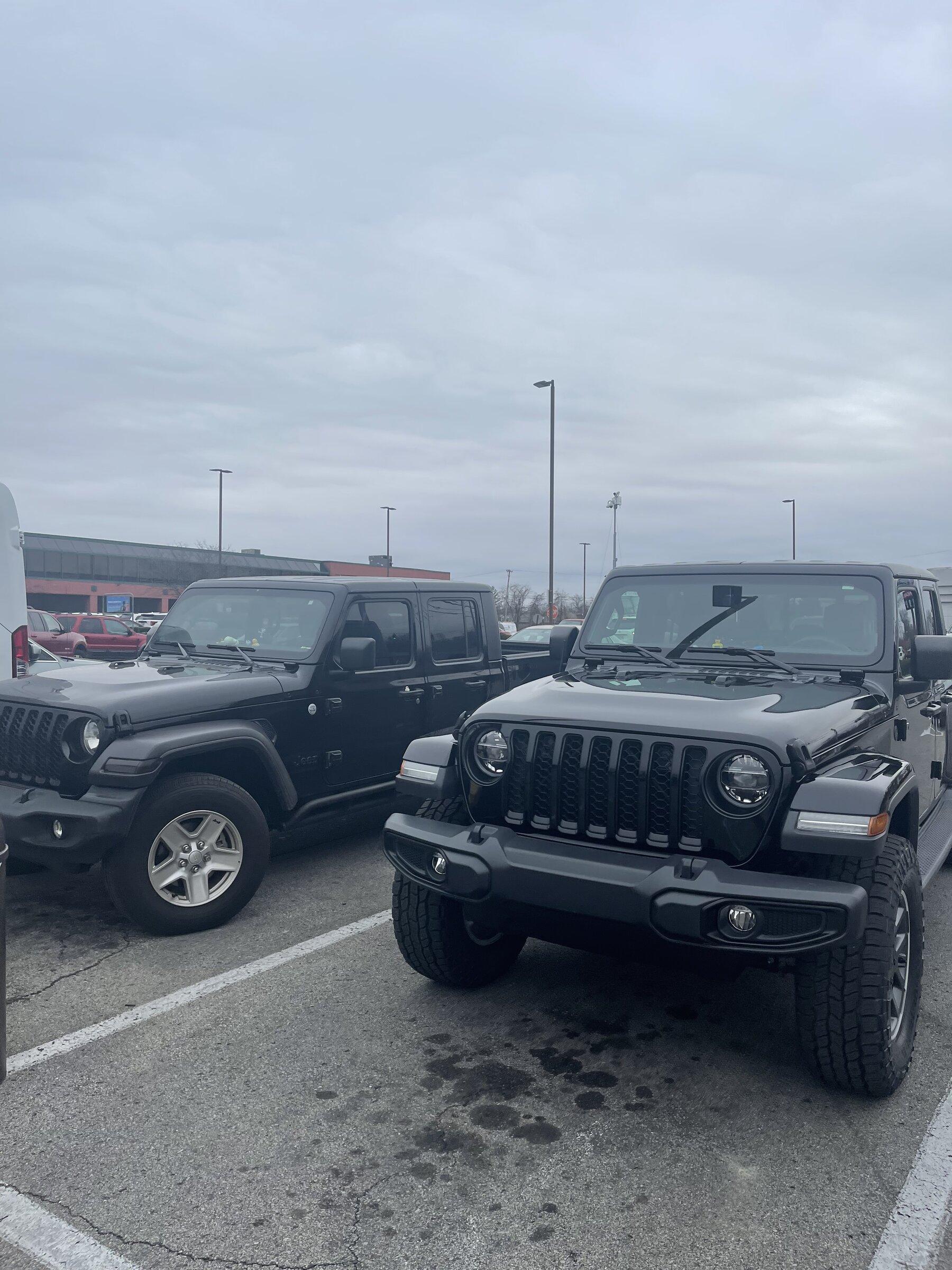 Jeep Gladiator Jeeps Parking Next To Jeeps B57CF9E8-0E80-4E6B-A4DA-6C76C1385A5C