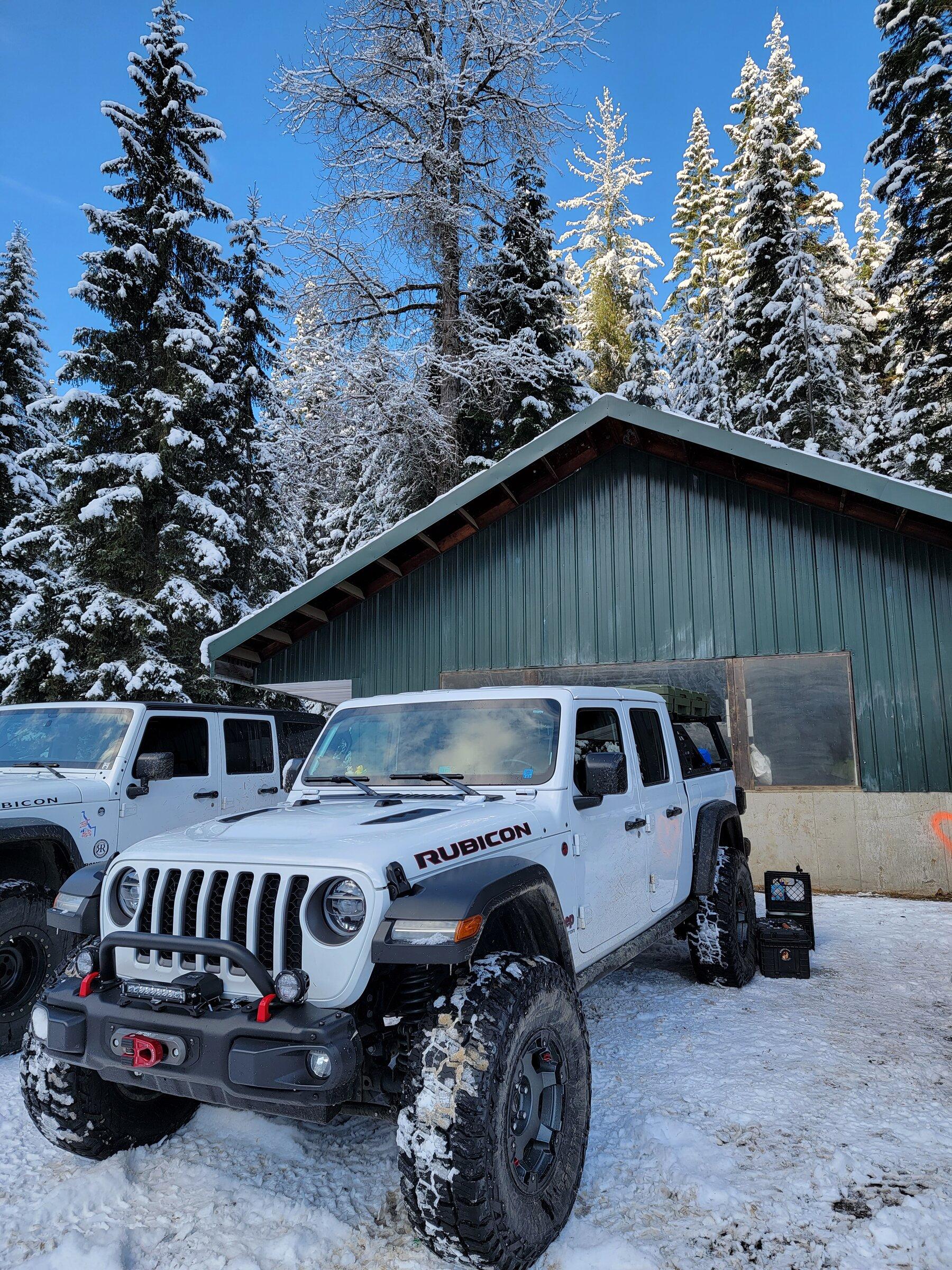 Jeep Gladiator BRIGHT WHITE Gladiator JT Club 2021-12-05 11.56.13