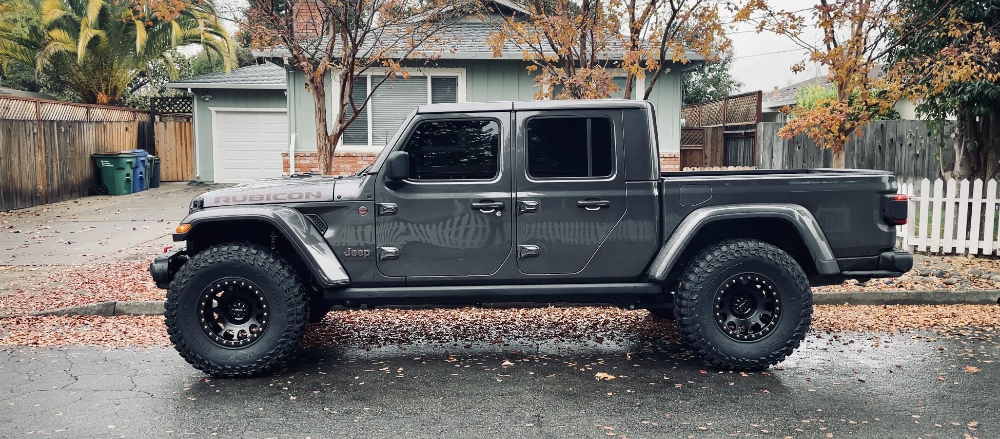 Jeep Gladiator 37" Mickey Thompsons on 17x9 Method 105 Beadlocks jeep 1.JPG