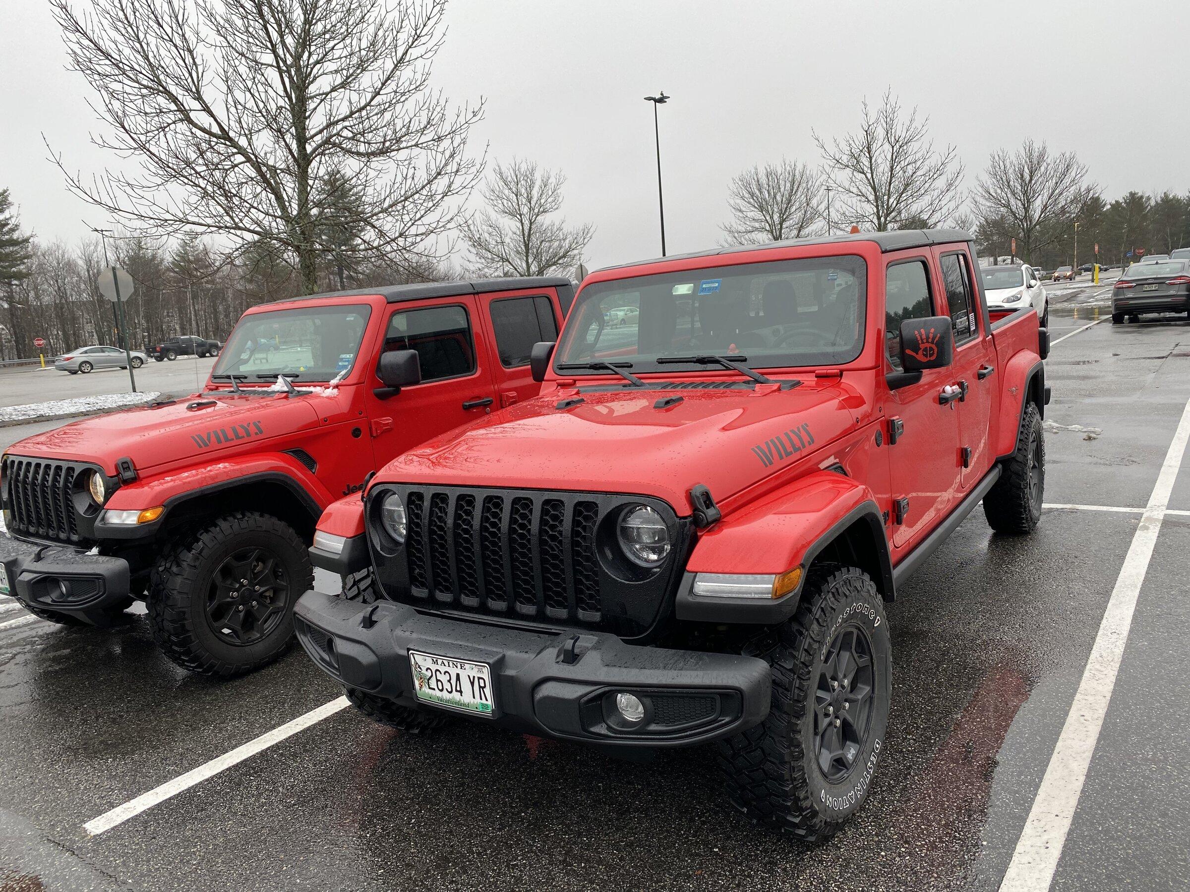 Jeep Gladiator Jeeps Parking Next To Jeeps 5F473931-8521-46B5-B782-4BB793B689BD