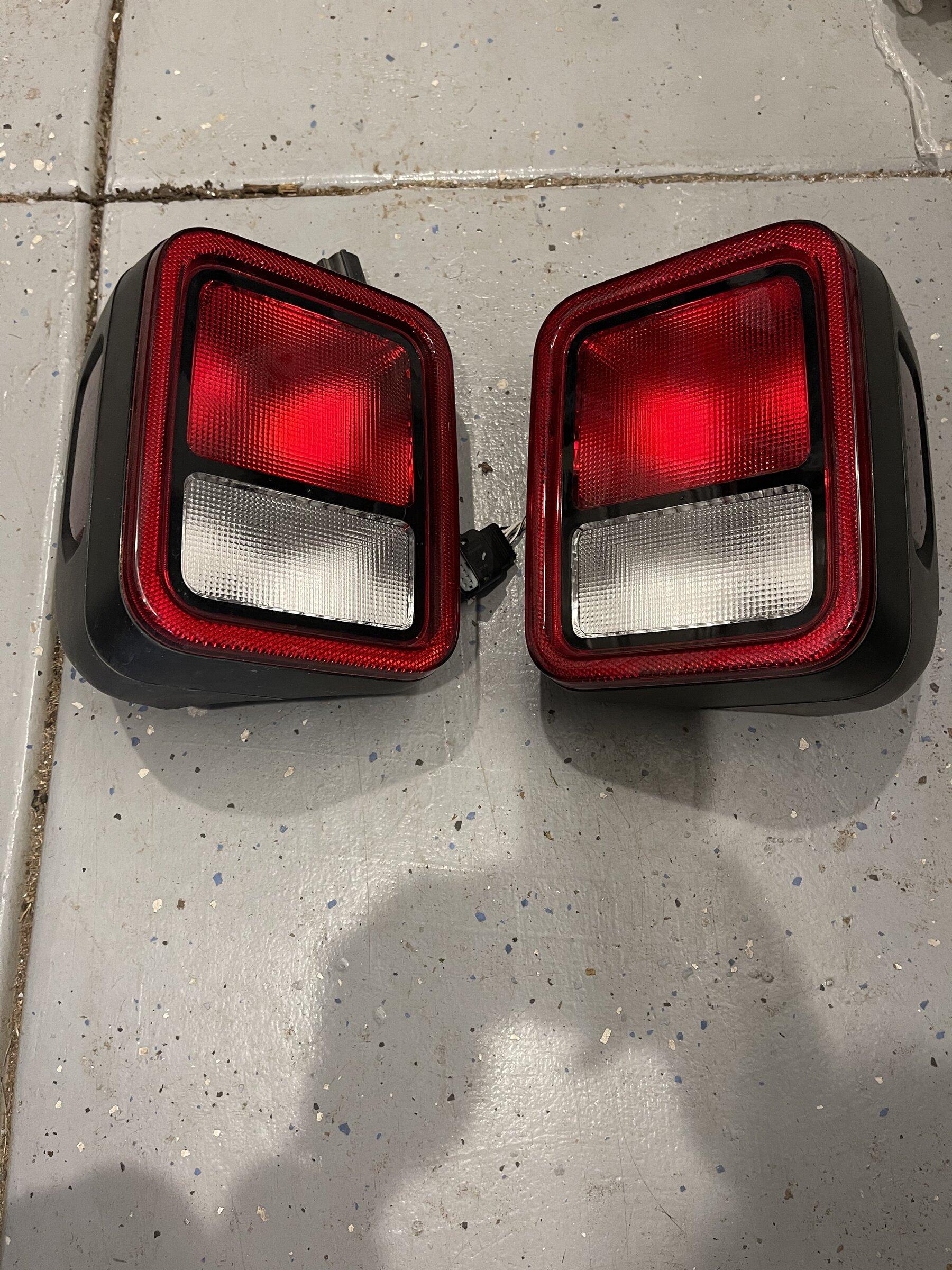 Jeep Gladiator Factory Halogen Tailights Like New!! 22BFC619-52F9-499B-A907-F23EB311CFCF